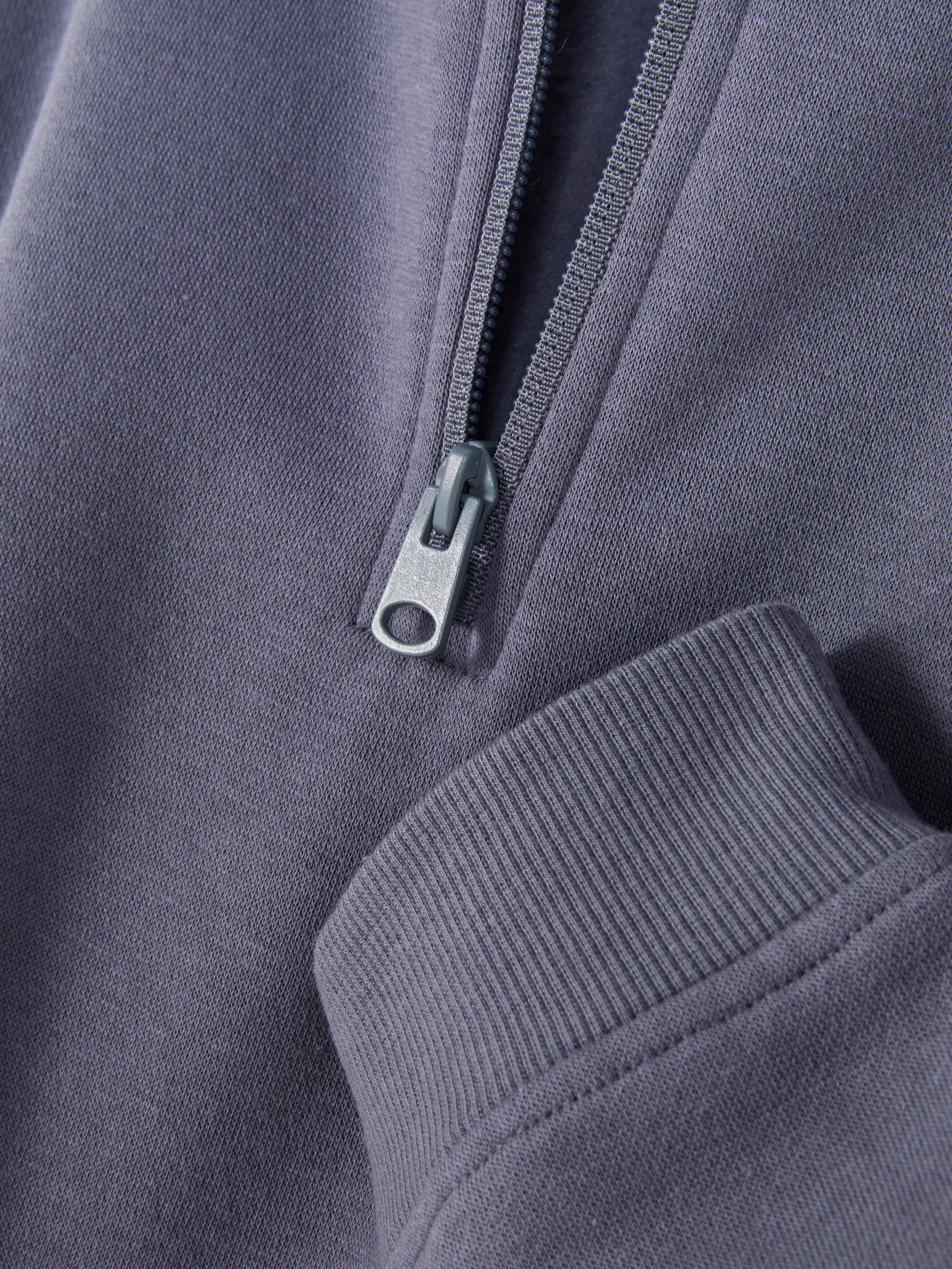 Sweatshirt mit Stehkragen Ein Sweatshirt mit Stehkragen, Reißverschluss und gerippten Bündchen