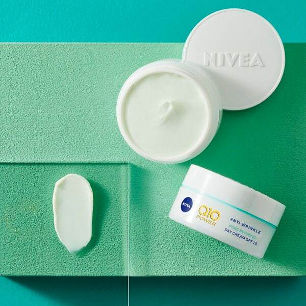 NIVEA Q10 Power pretgrumbu poru attīrošais īpaši vieglais dienas krēms<br>50ml - kombinētai un taukainai ādai