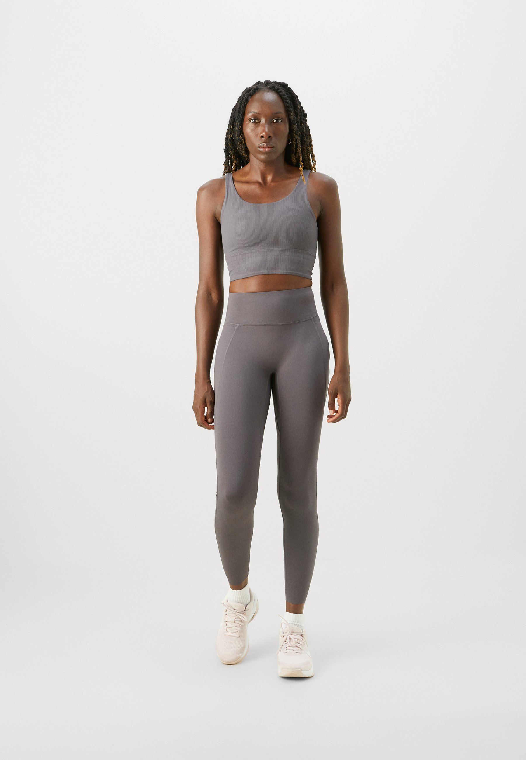Nike Performance WIDE BRA – Biustonosz sportowy zapewniający lekkie wsparcie – Thunder Grey