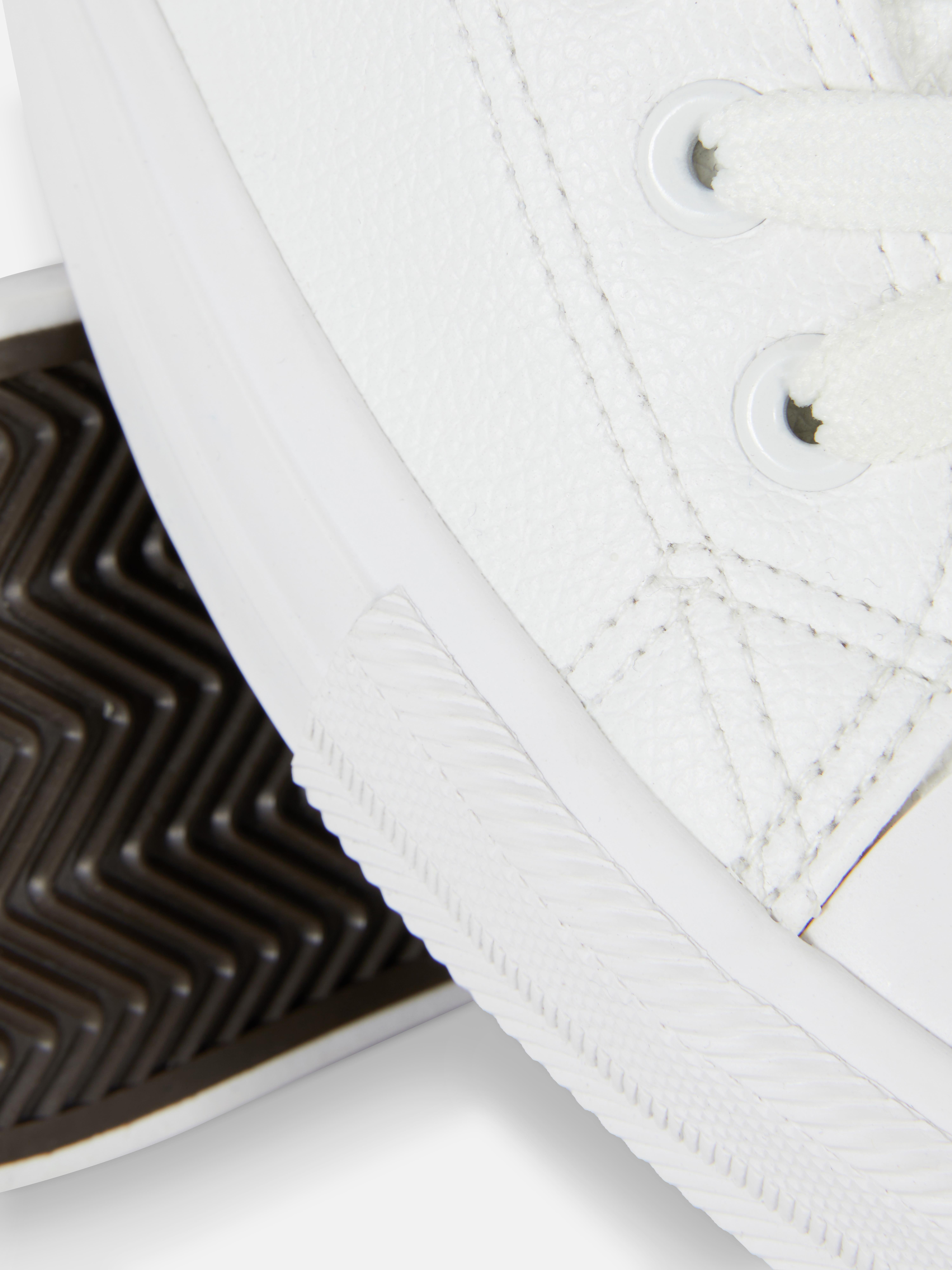 Sneakers basse in similpelle. Scegli uno stile skate completo con queste sneakers in similpelle.