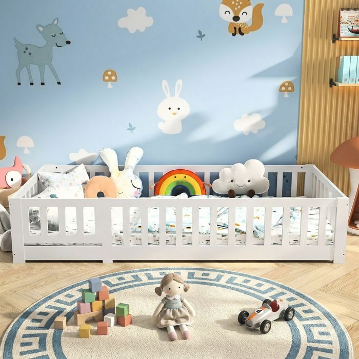 Cama infantil de 90x200 cm con somier de láminas y barandilla de seguridad, cama a ras de suelo de pino macizo, tamaño individual, color blanco, diseño práctico.