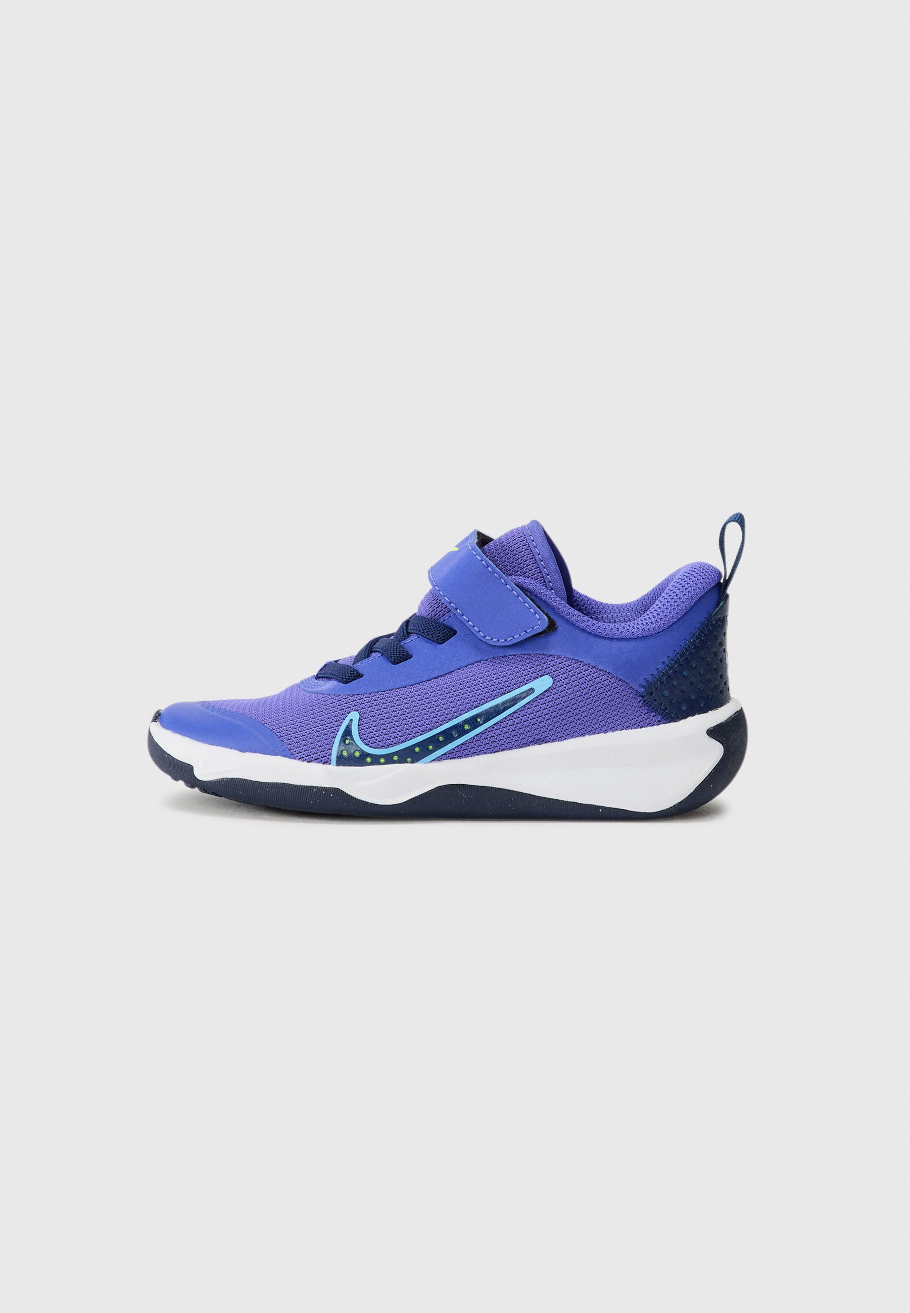 Nike Performance OMNI MULTI COURT UNISEX - Sneakers - persian violet/univ blue/blue void volt