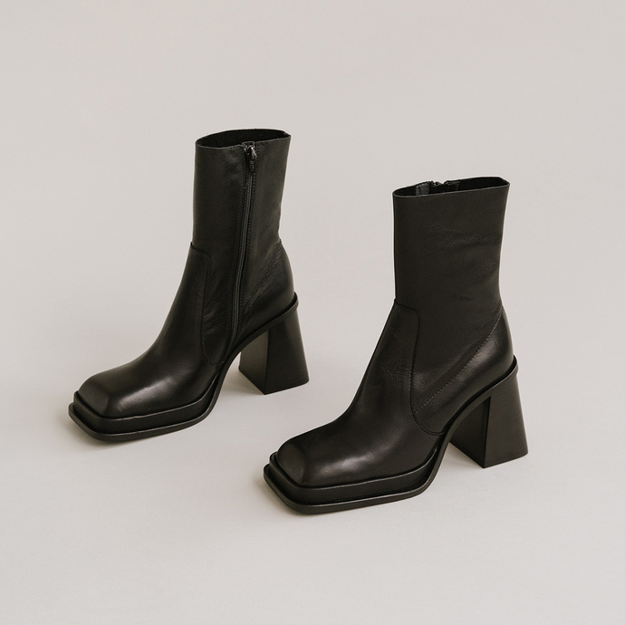 Boots à plateformes et bouts carrés  en cuir noir
