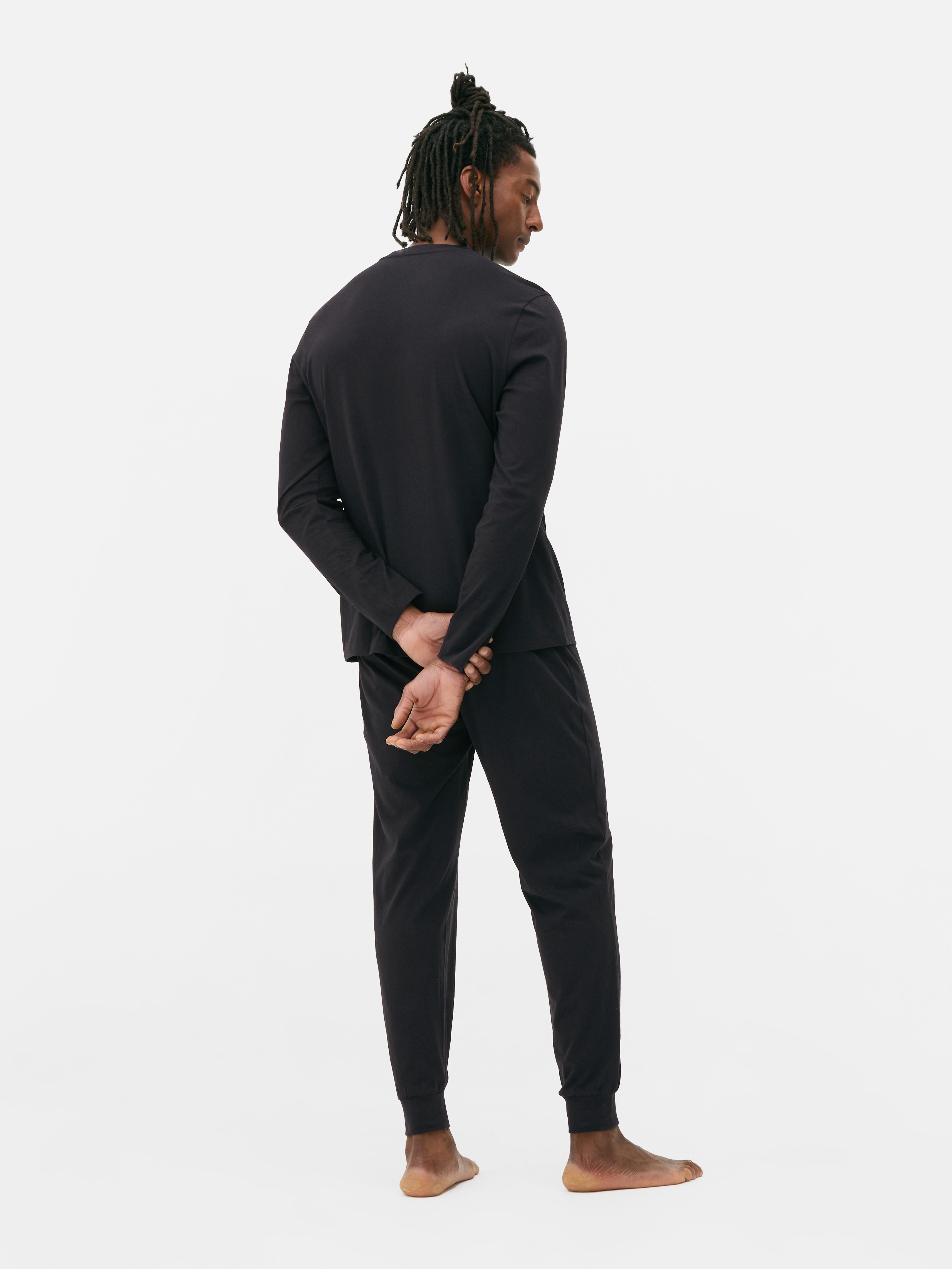 Pijamale din jerseu. Un set de pijamale cu un top cu logo-ul unui număr și pantaloni din jerseu asortați.
