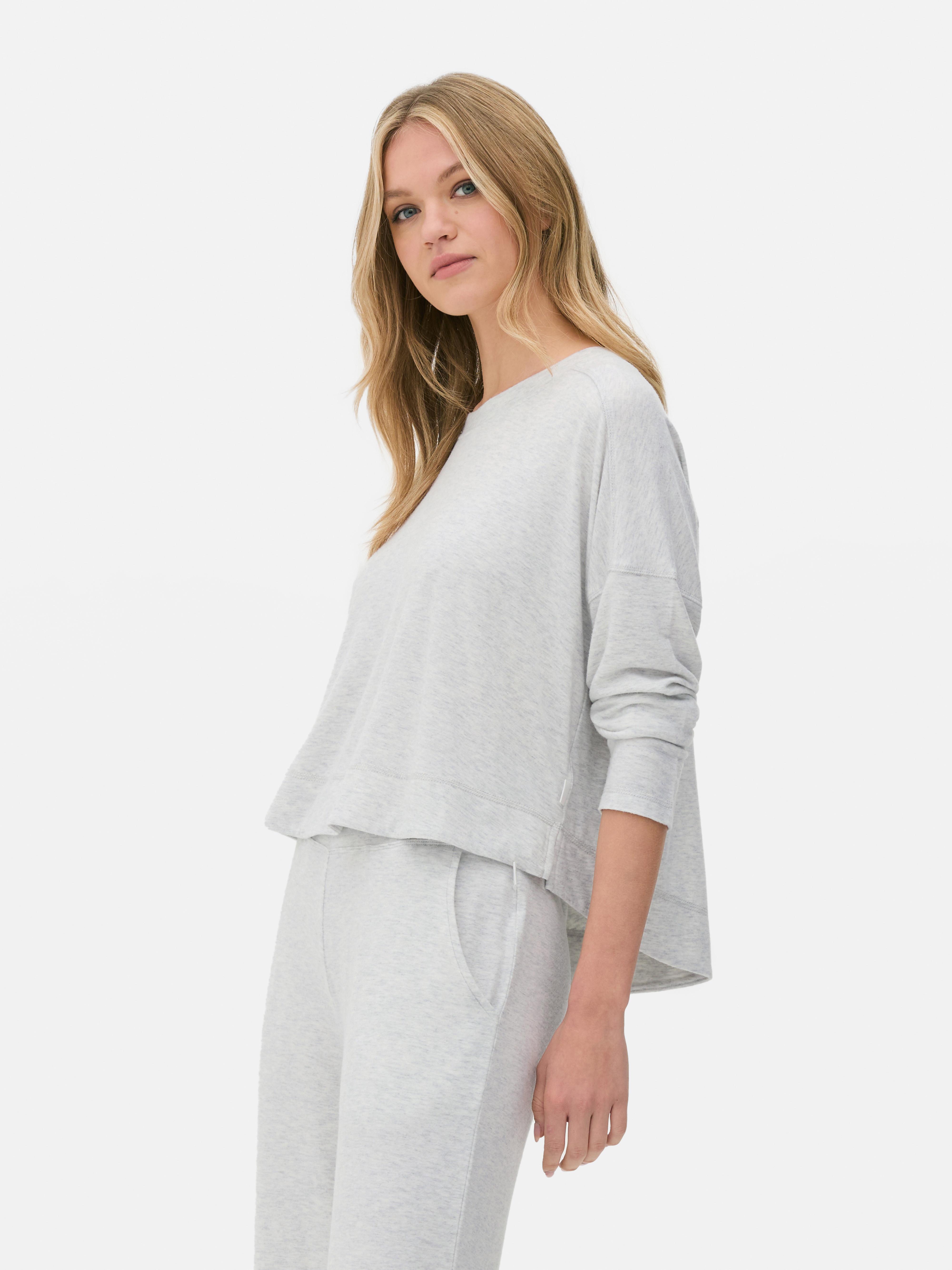 Top de pijama moale cu mânecă lungă Un top de pijama cu mânecă lungă confecționat din jerseu moale cu elasticitate suplimentară