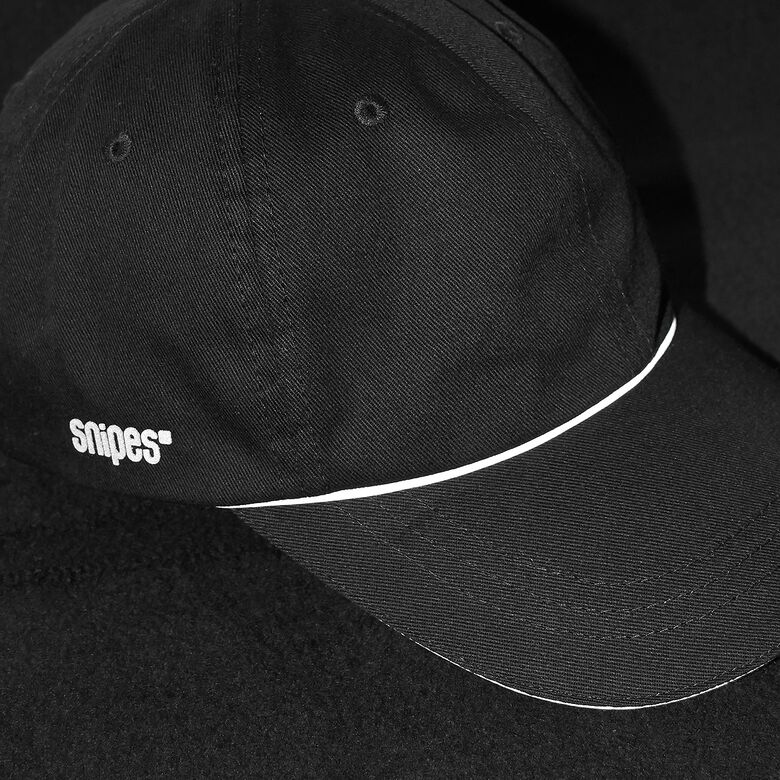 Boné de beisebol com logo básico e detalhes refletivos