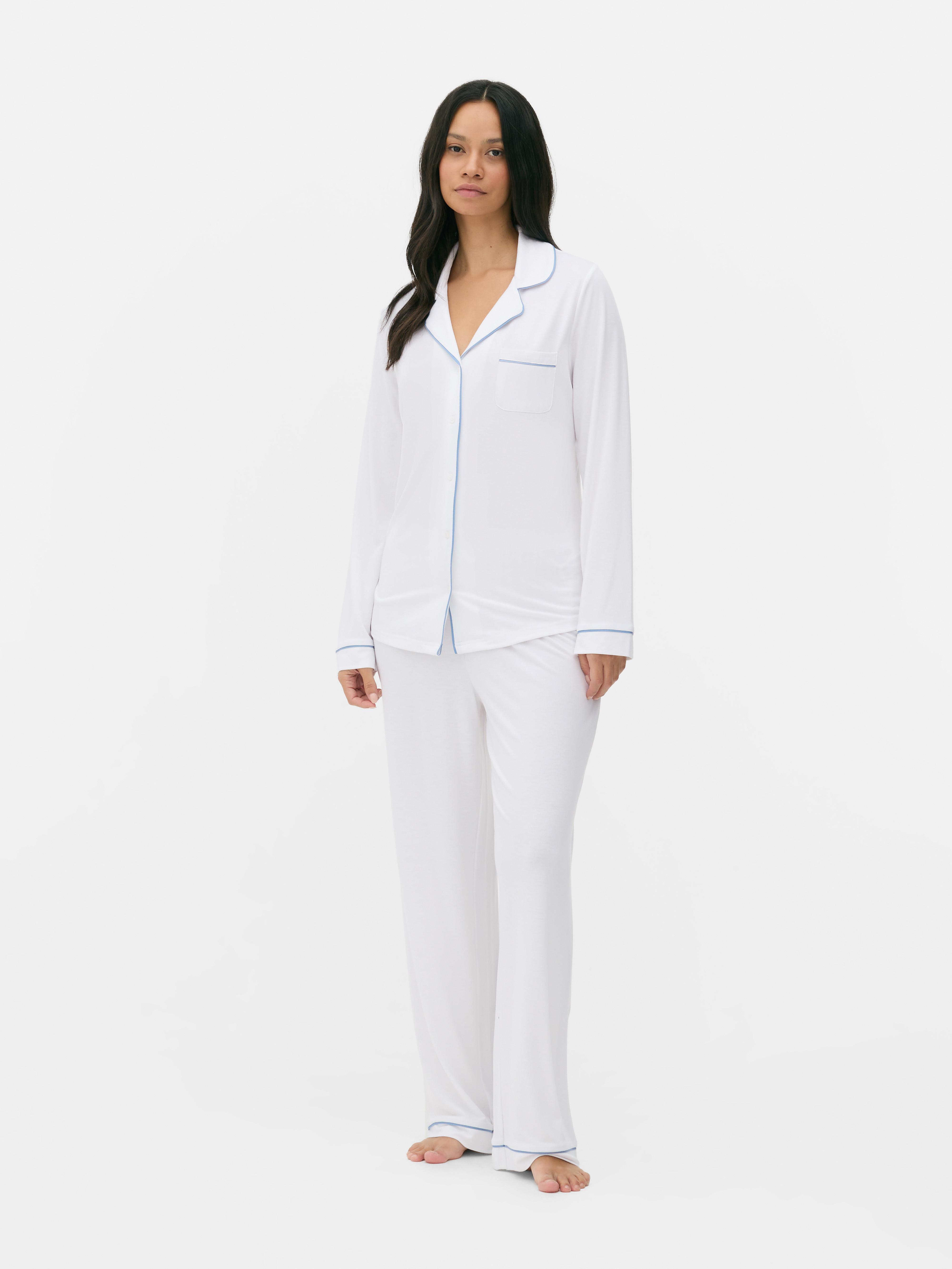 Pijama lungă boyfriend. Set elegant format din jachetă și pantaloni de pijama pentru colecția ta de seară.