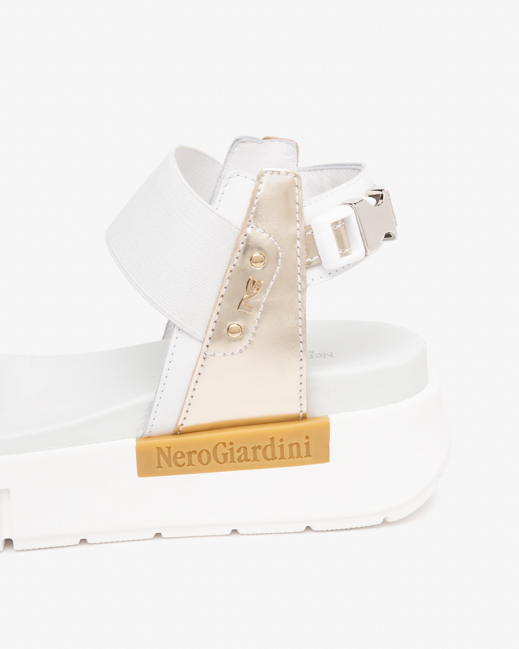  Damensandalen aus Leder und technischen Materialien