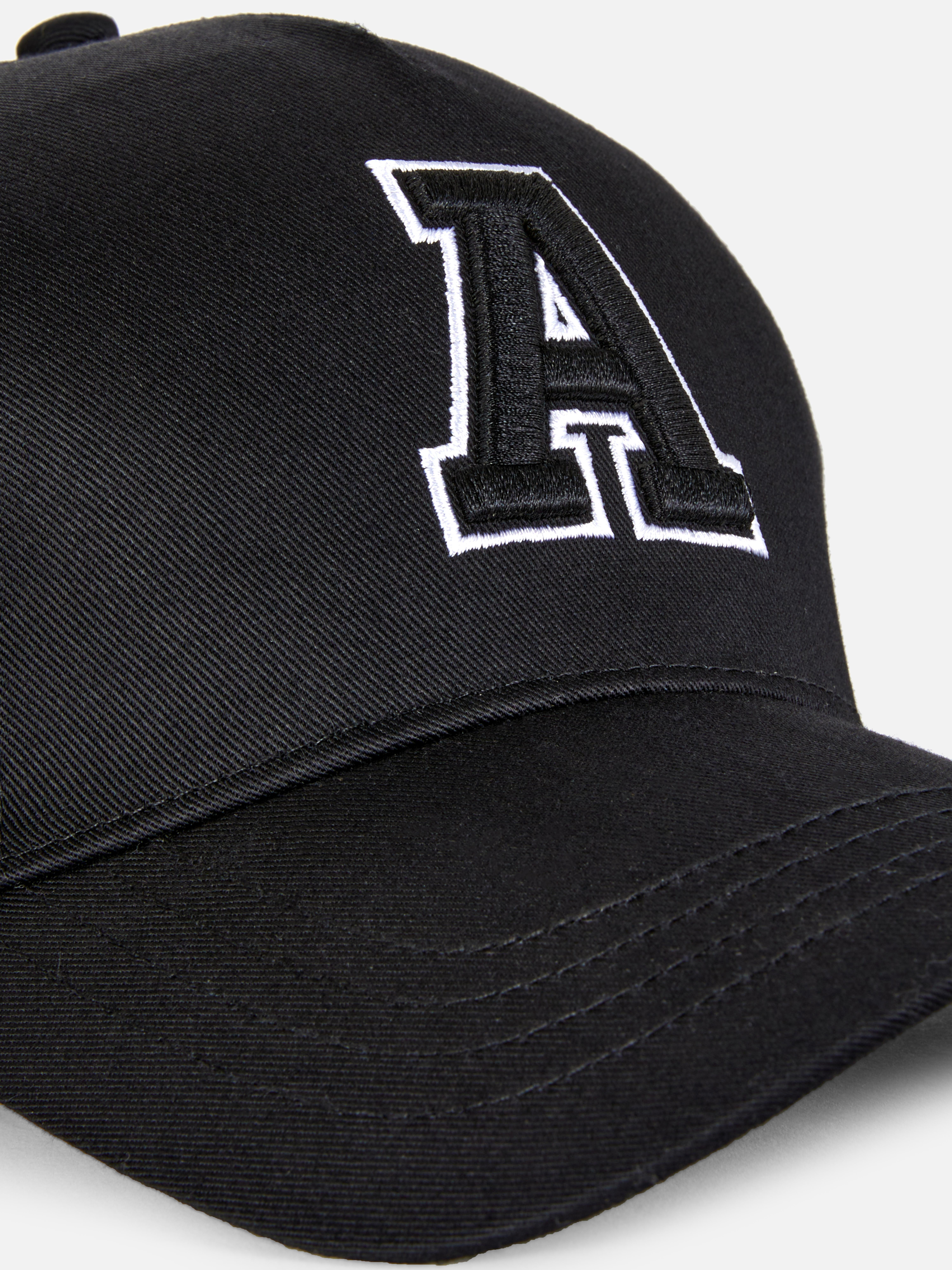 Cappellino da baseball con una lettera. C'è il tuo nome sopra? Beh, praticamente sì!