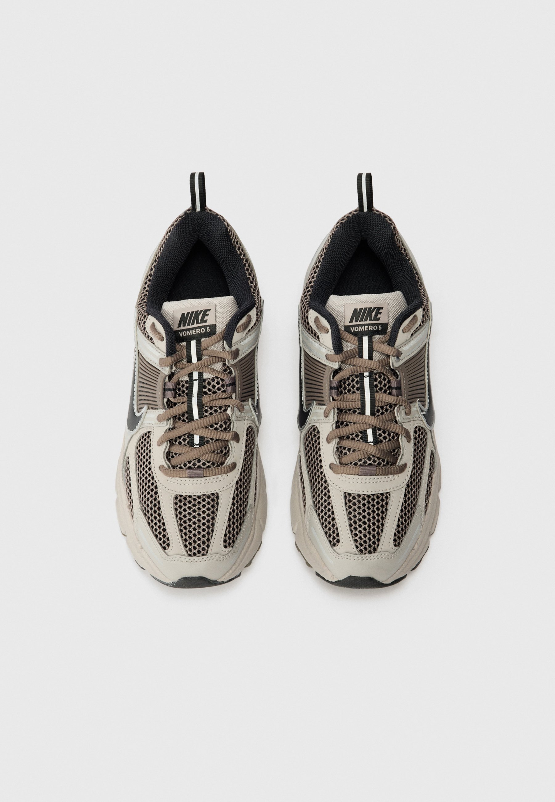 Nike Sportswear VOMERO 5 UNISEX - Sneakers - collegegrijs/zwart/steen metallic zilverkleurig