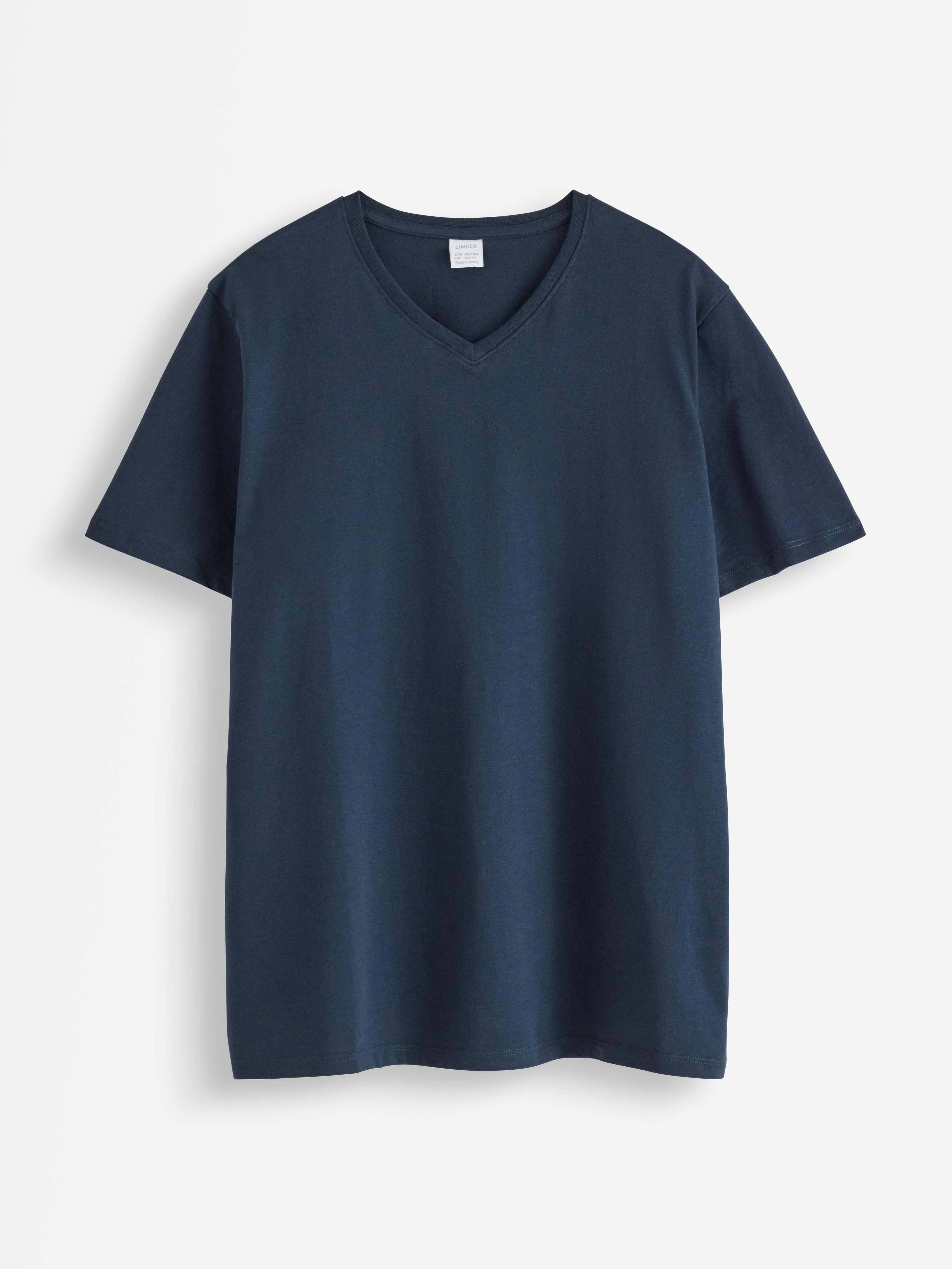 Camiseta con cuello en V, color azul marino oscuro.