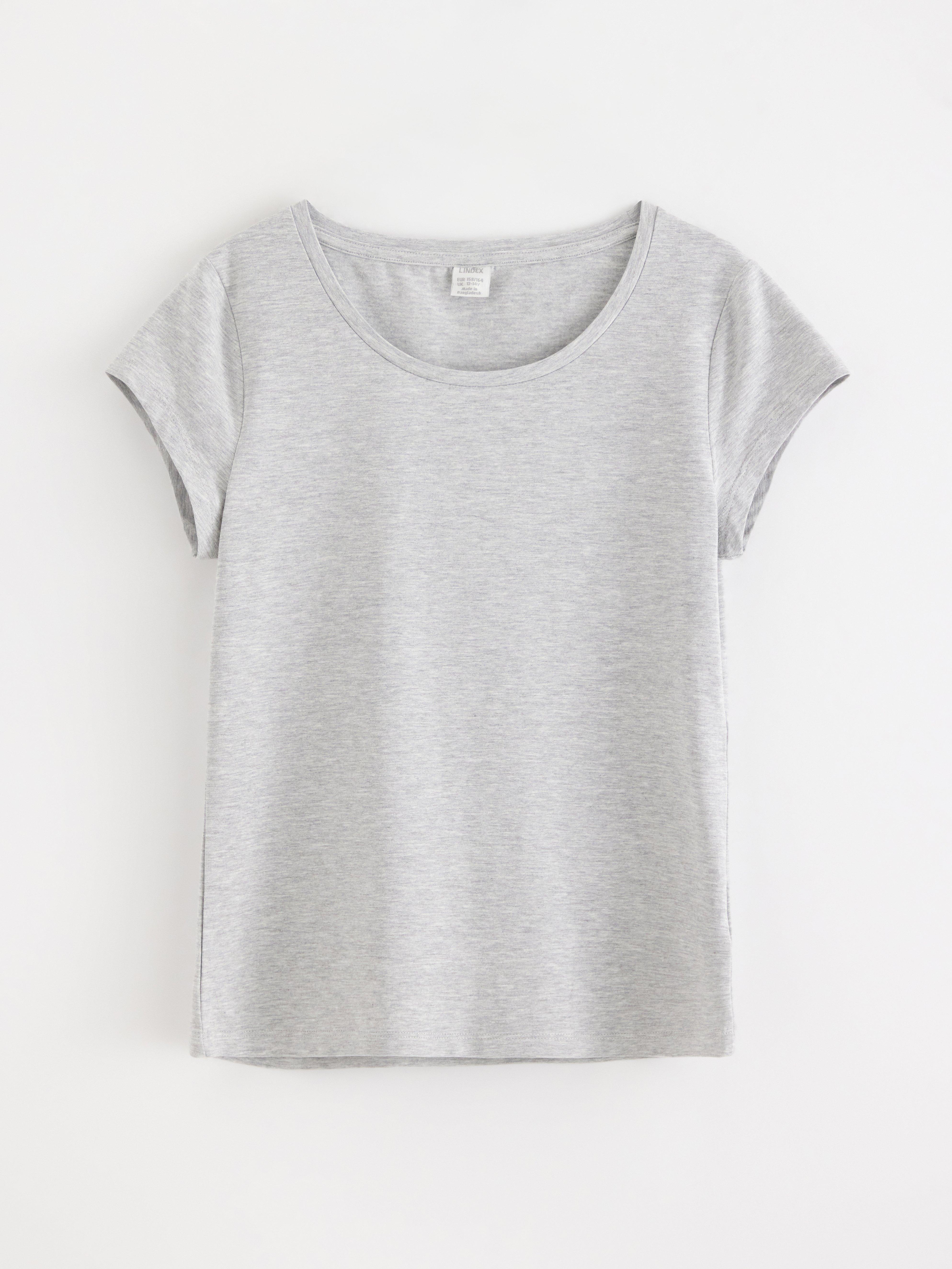 Top con mangas cortas, color gris claro jaspeado.