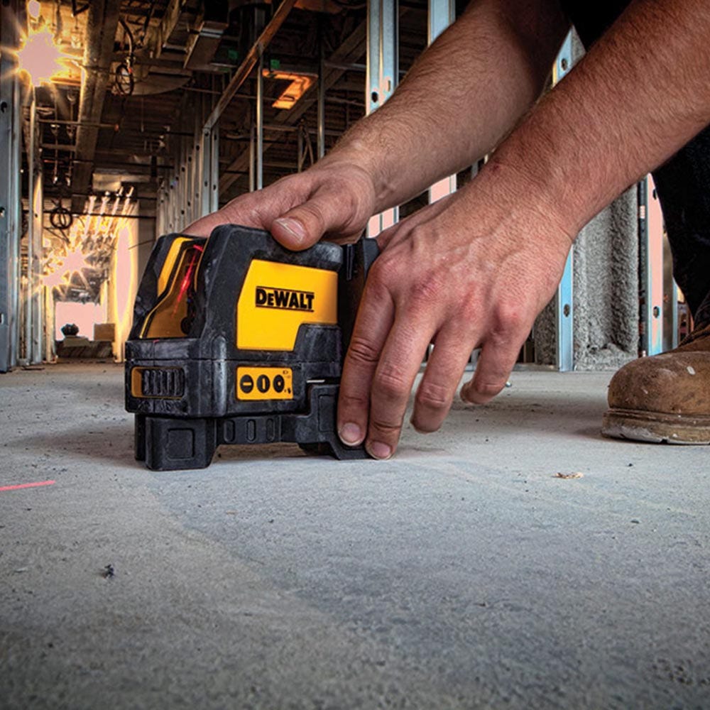 Nível a laser cruzado DEWALT DW0822-XJ com prumo e feixe vermelho