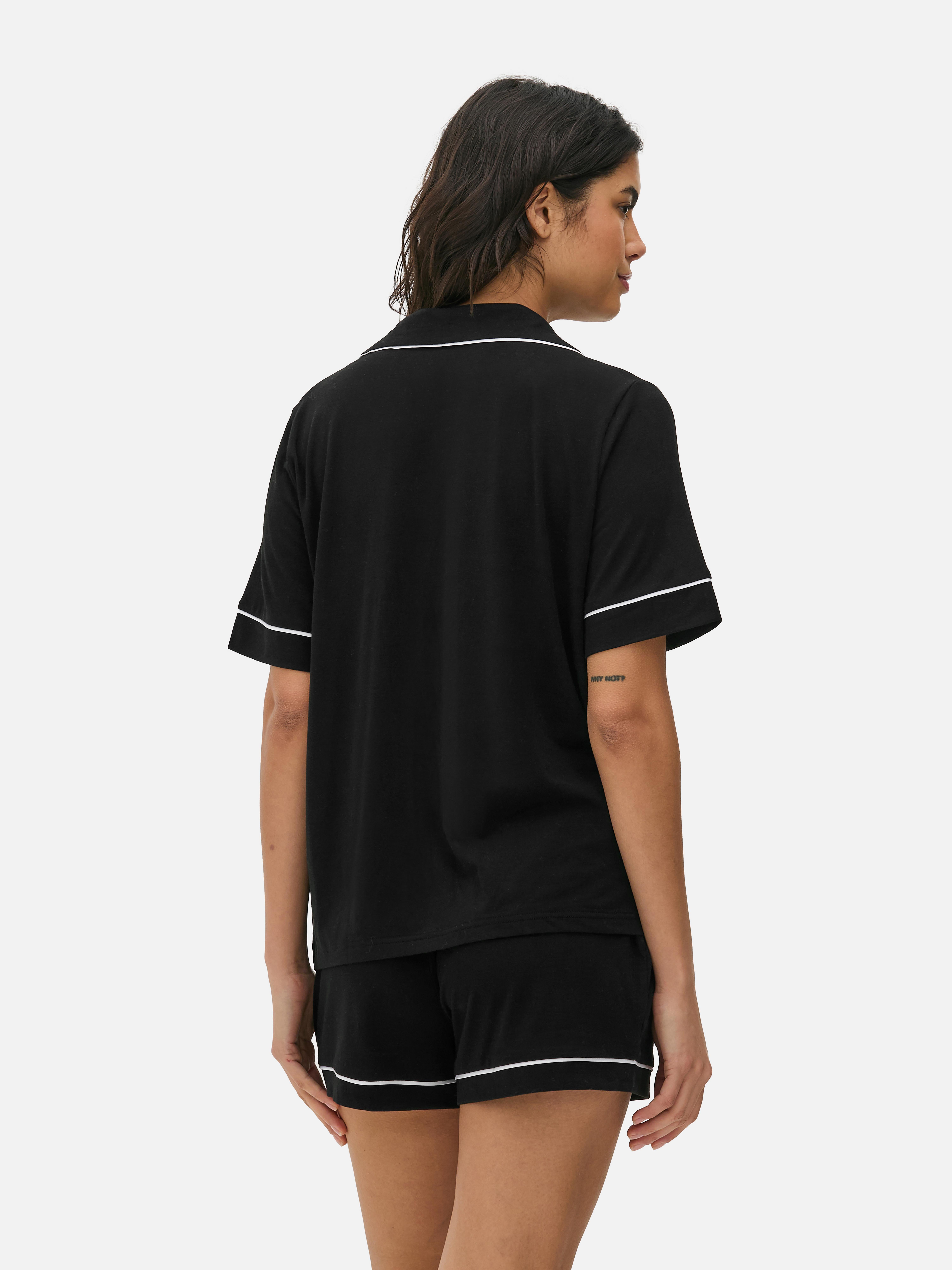 Pijama scurtă din jerseu O pijama cu un tricou cu mânecă scurtă și pantaloni scurți asortați