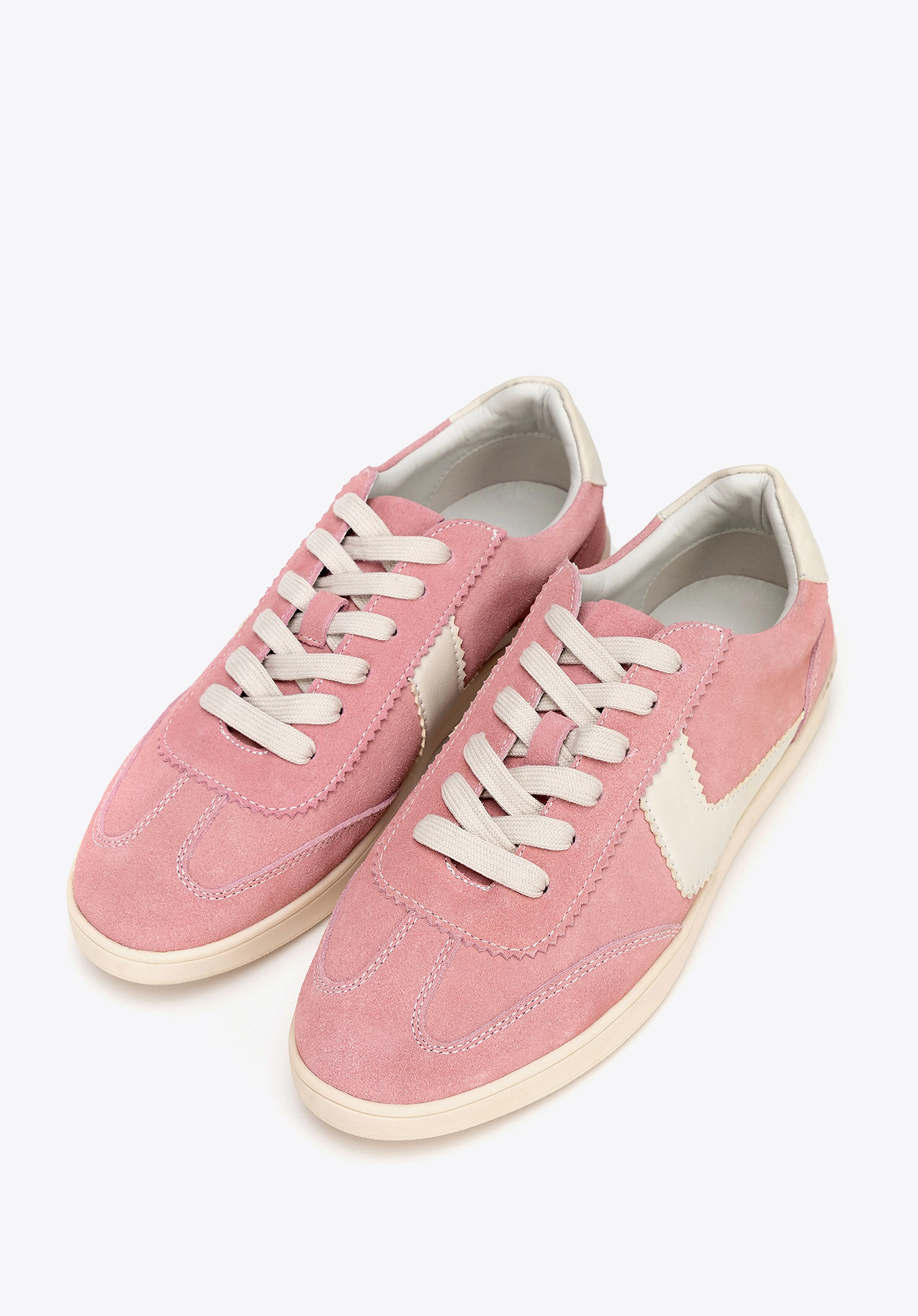 Zamszowe sneakersy z kontrastowymi wstawkami z ekoskóry różowo - białe