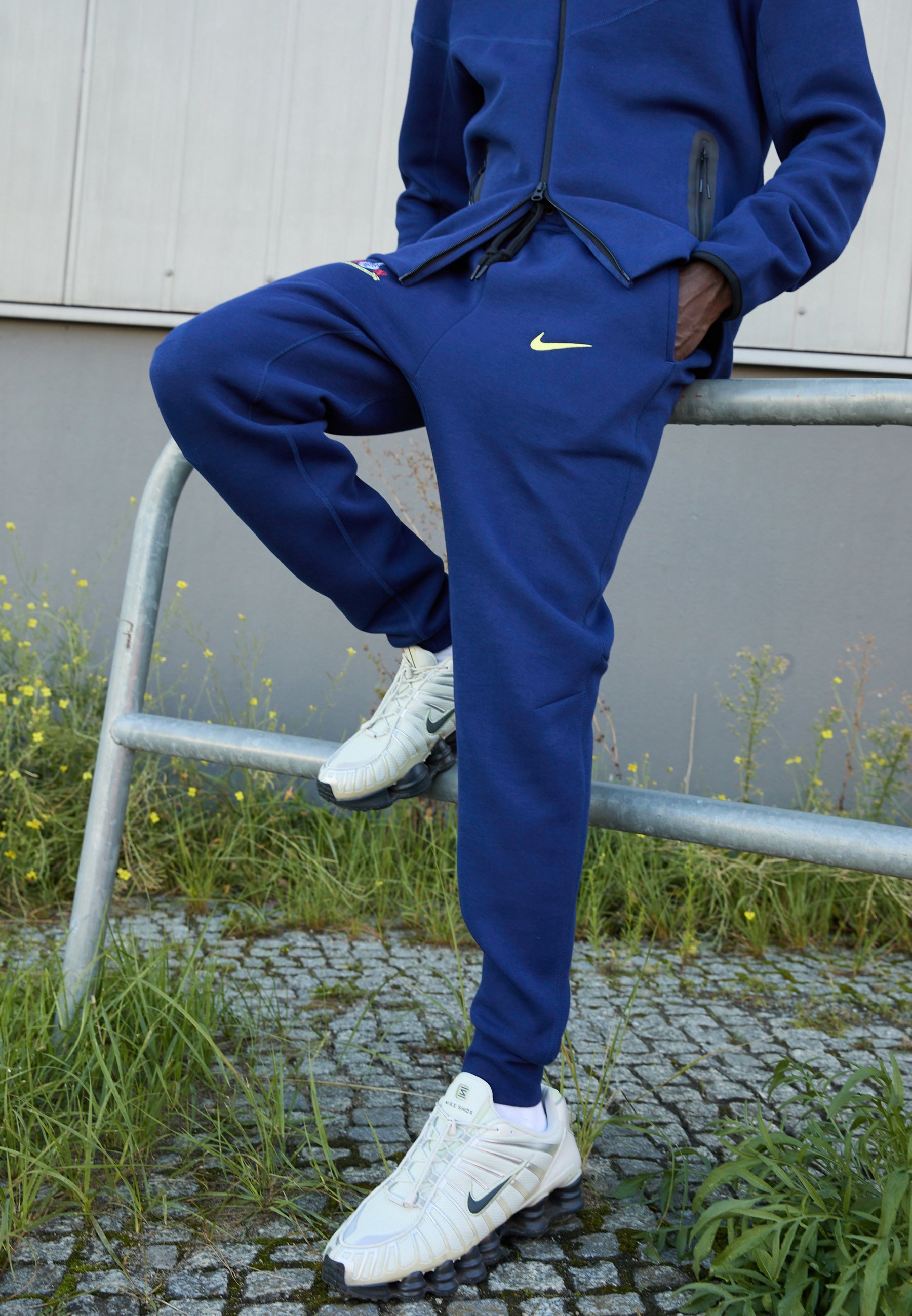 Nike Performance TOTTENHAM HOTSPUR TECH JOGGERPANT - Clubkleding - blauw/dynamisch geel