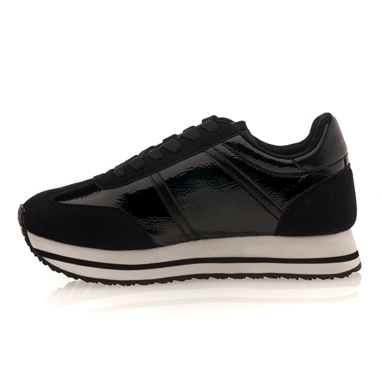 Zapatillas deportivas para mujer en color negro.
