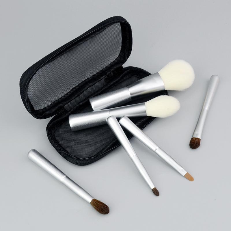 Set di 6 mini pennelli per trucco portatili Silver con setole sintetiche e pochette nera, ideali per i viaggi.