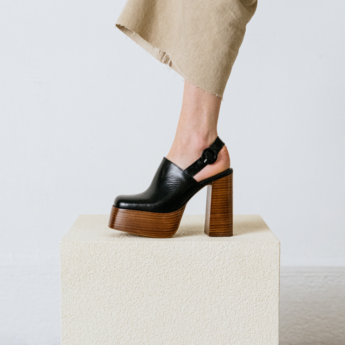 Mules à plateformes et bouts carrés  en cuir noir