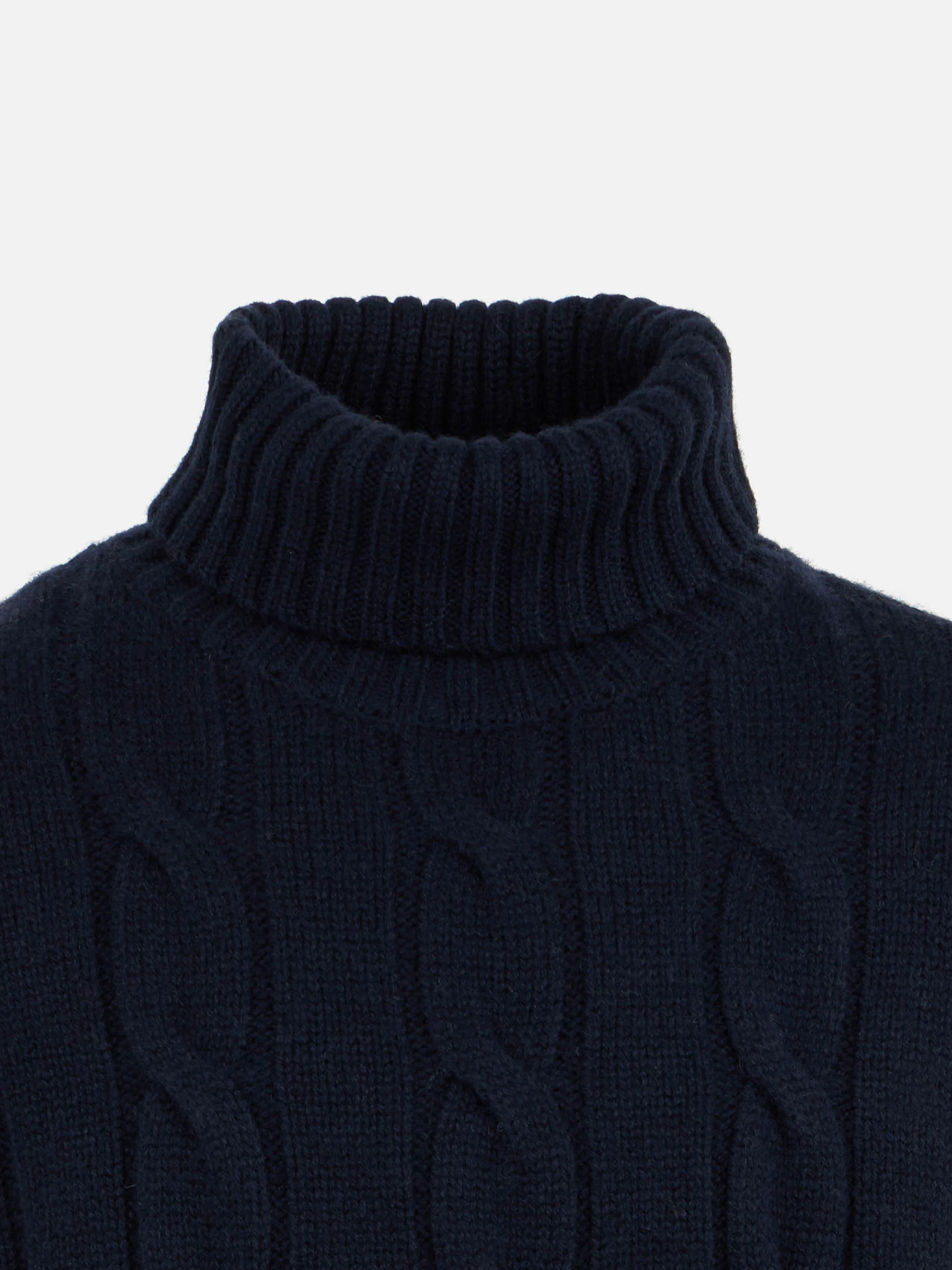 Maglione blu intrecciato da bambino a collo alto pesante