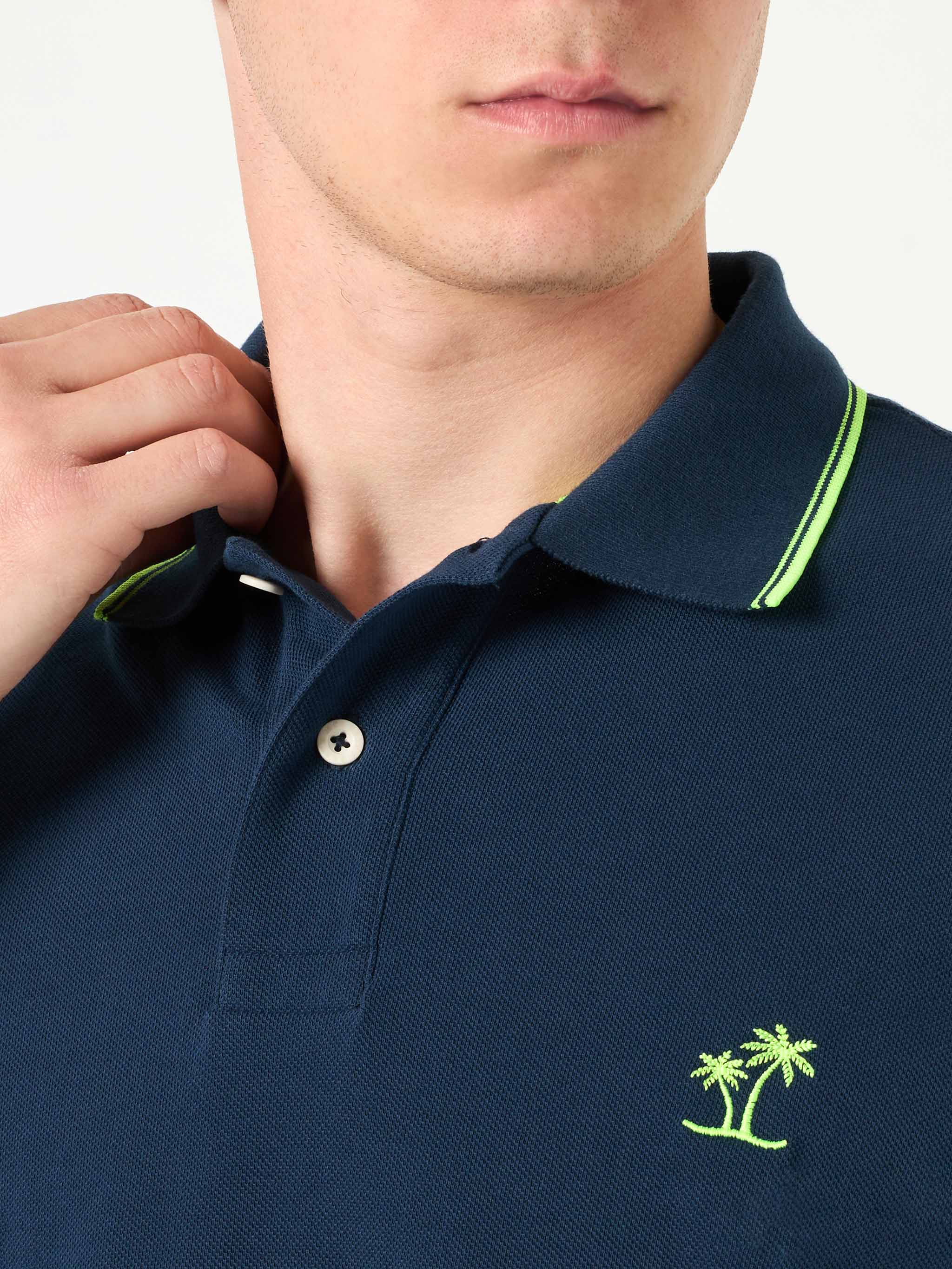 Polo bleu piqué avec logo St. Barth et détails contrastés