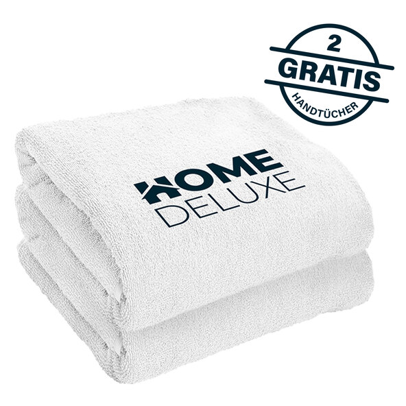 Banheira de hidromassagem externa em mármore branco, com 2 espreguiçadeiras.