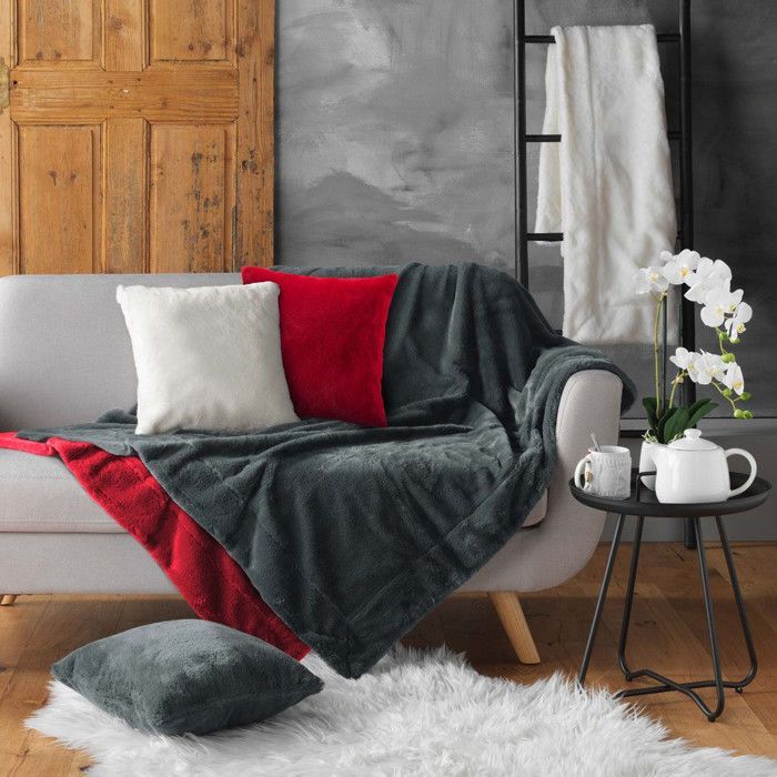 DOUCEUR D'INTERIEUR Faux fur throw 125 x 150 cm - Red - 100% polyester, washable at 30°