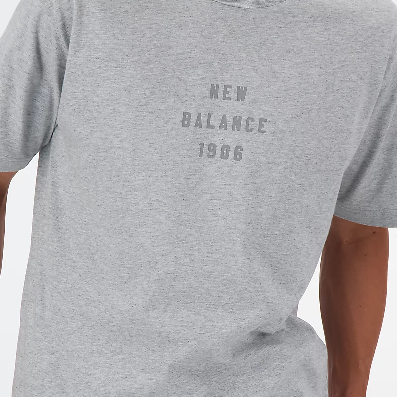 Herren T-Shirt mit ikonischem College-Grafikmuster – Sportgrau