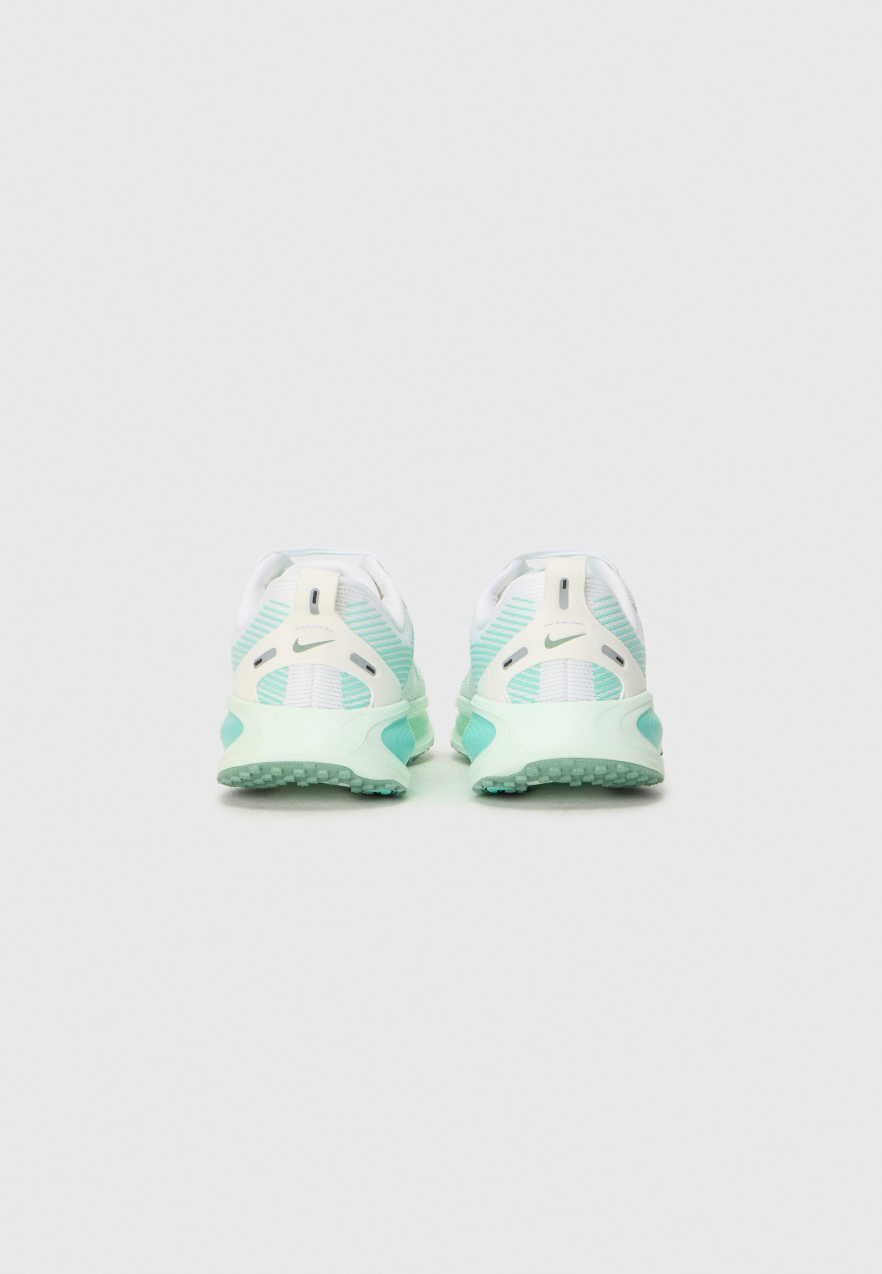 Nike Performance VOMERO 18 UNISEX - Løpesko for landevei - white/cannon/bleached turquoise/mint