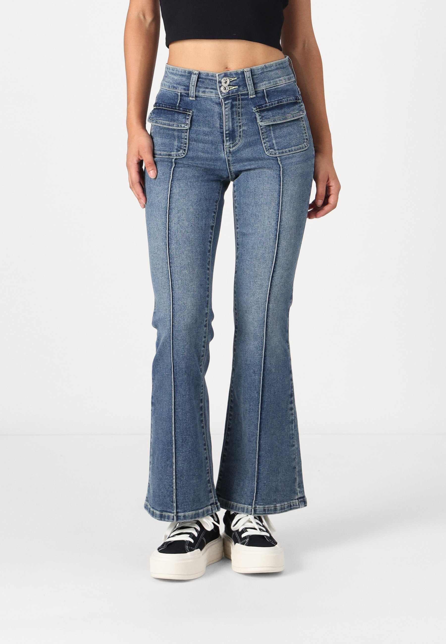 SOLO Petite ONLWAUW MID WAIST FLARED - Jeans svasati - denim blu medio