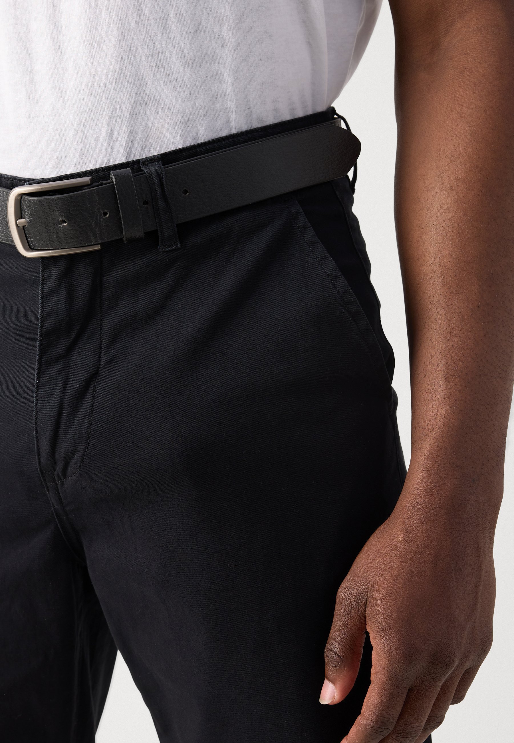 Calça chino Lindbergh SUPERFLEX COM CINTO - preta