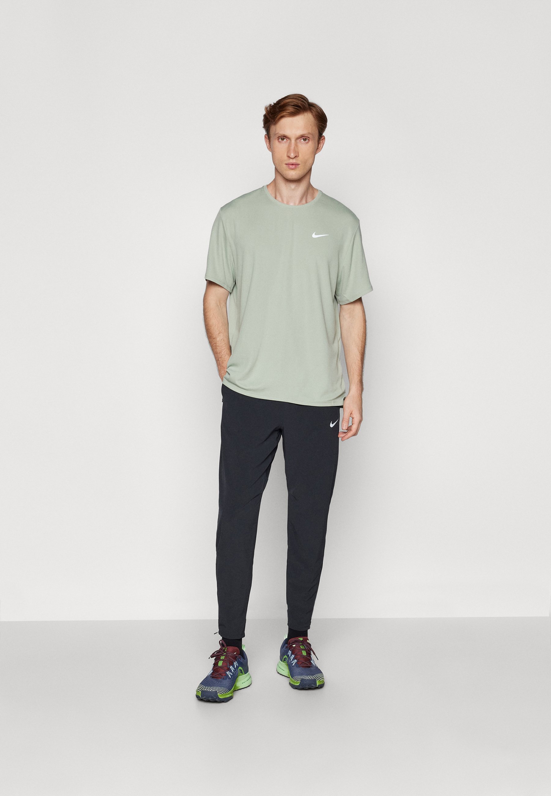 Pantalon de survêtement Nike Performance STRIDE - noir/argent réfléchissant