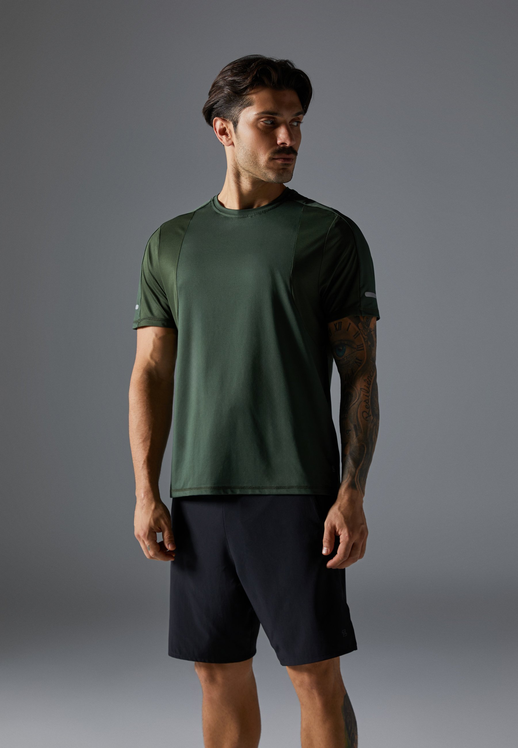 Pier One Sport Schnelltrocknendes Kurzarm-T-Shirt mit Reflektorstreifen – Sport-T-Shirt – Dunkelgrün