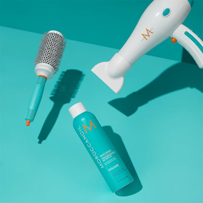 Sprej za oblikovanje Moroccanoil Volume Root Boost doda volumen od korenin
