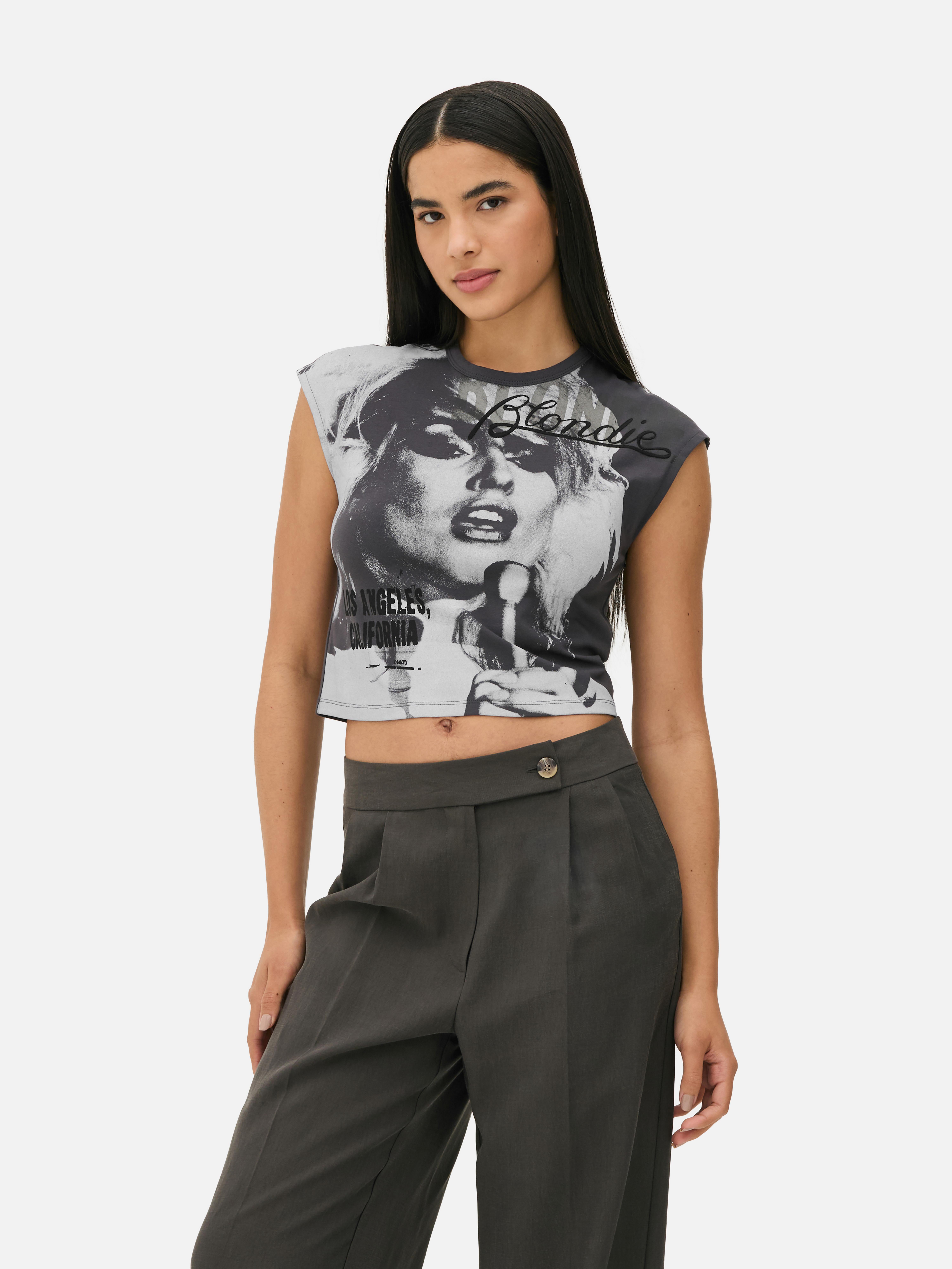Tricou pentru bebeluși cu imprimeu Blondie. Un tricou scurt cu mâneci scurte și imprimeu Blondie pe față.