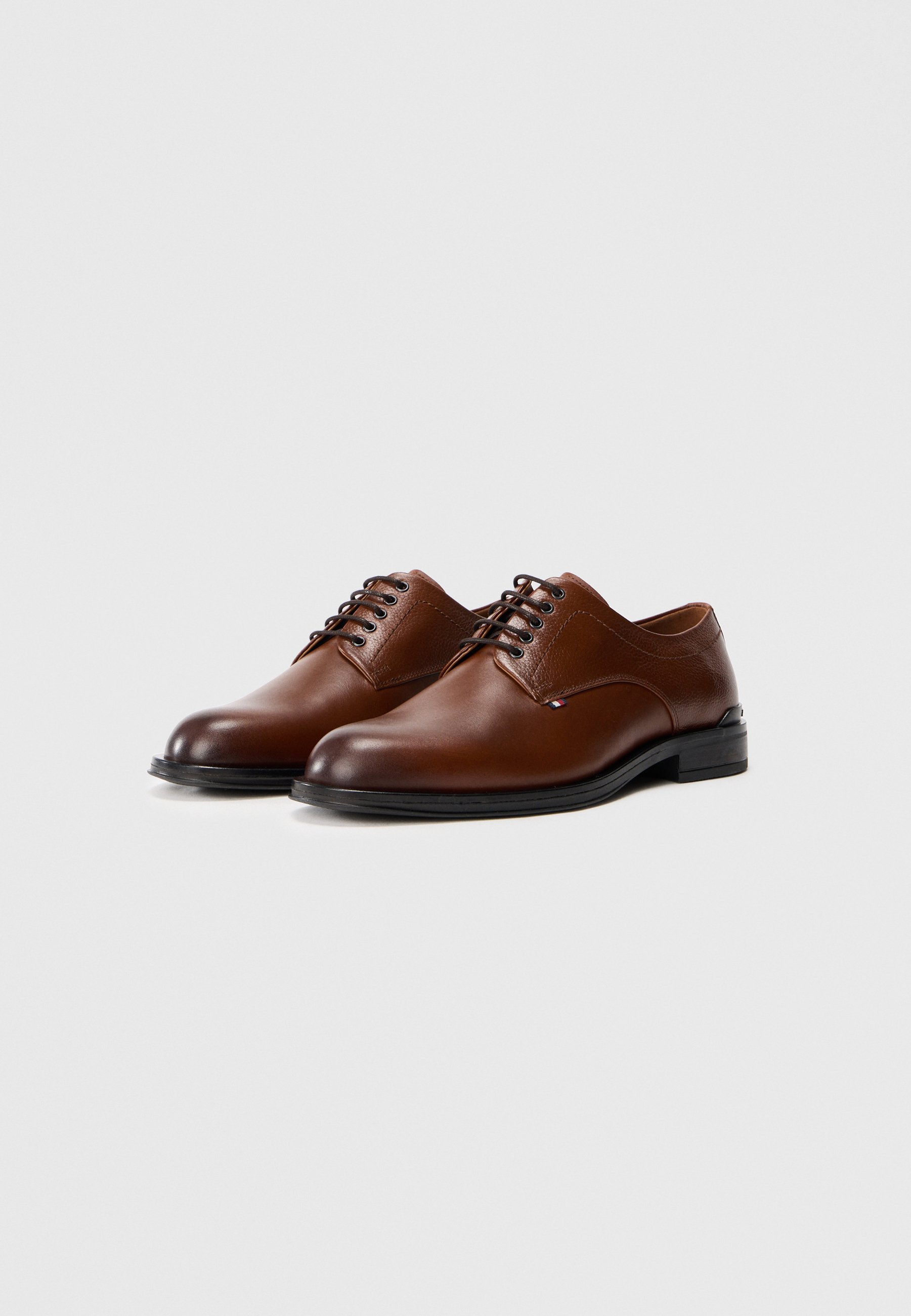 Tommy Hilfiger CORPORATE DERBY – Elegante Schnürschuhe – Wintercognac