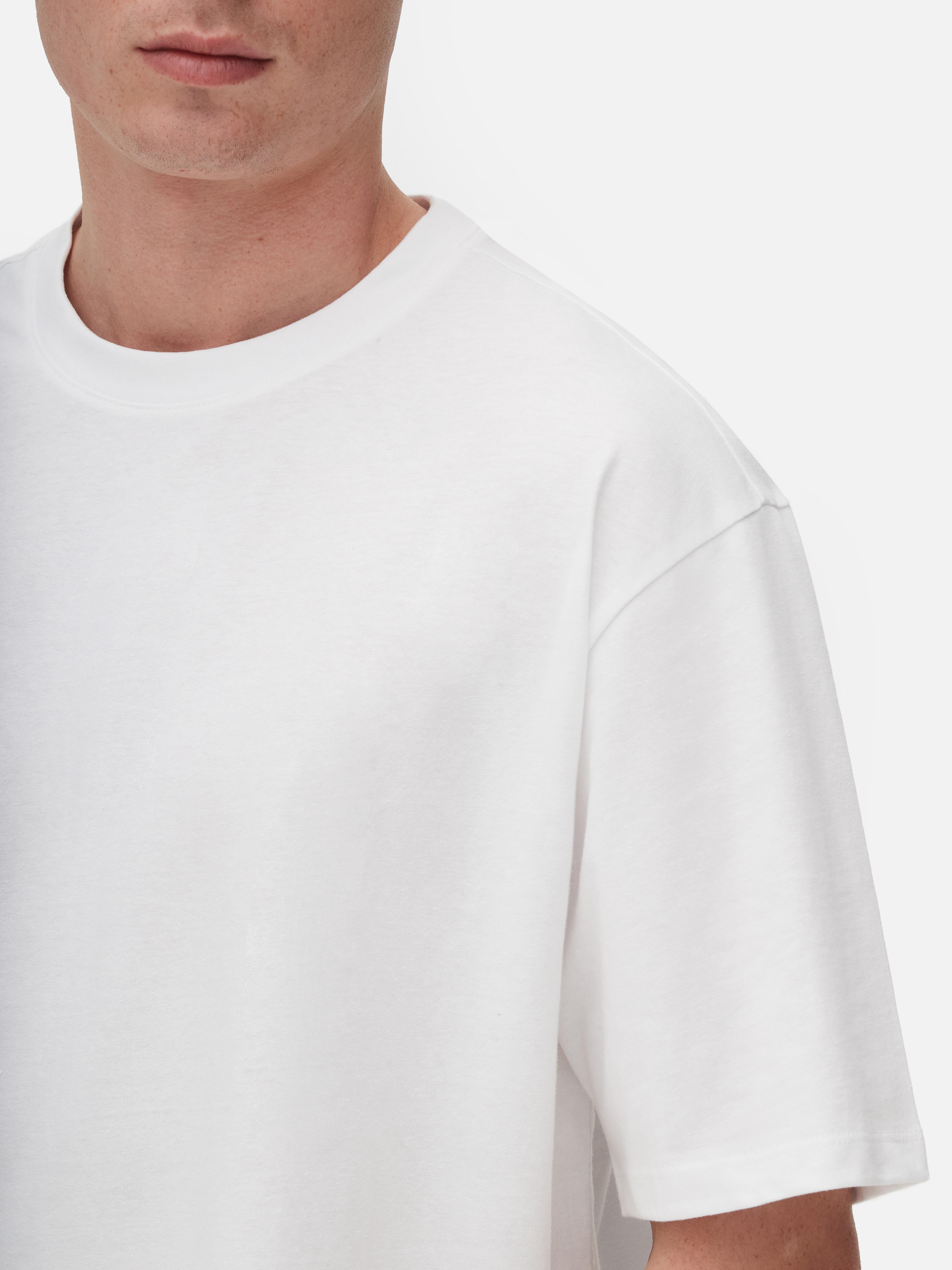 Tricou lejer din bumbac. Un tricou lejer din bumbac, cu decolteu rotund și croială lejeră.