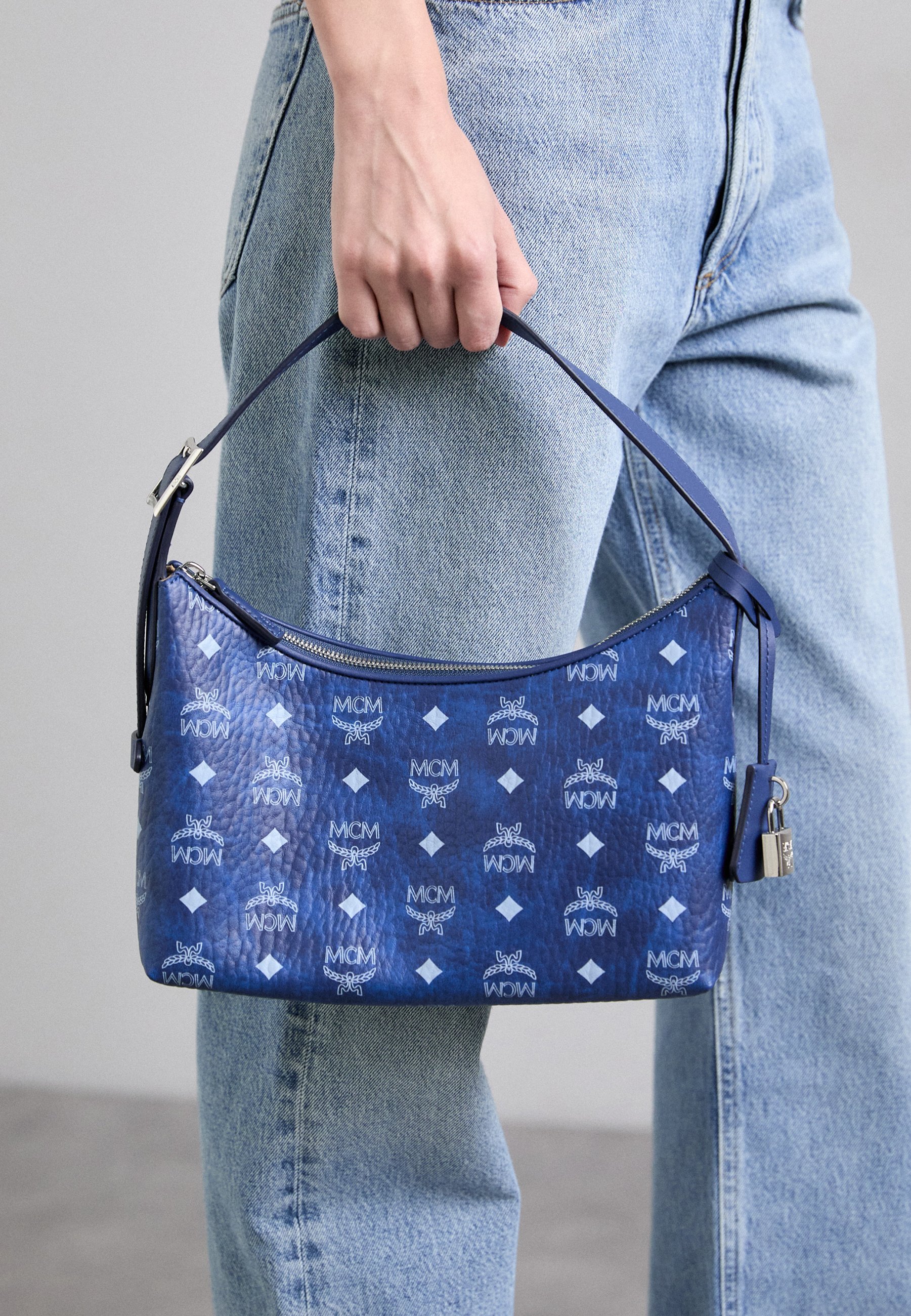 MCM AREN - Håndveske - blue visetos
