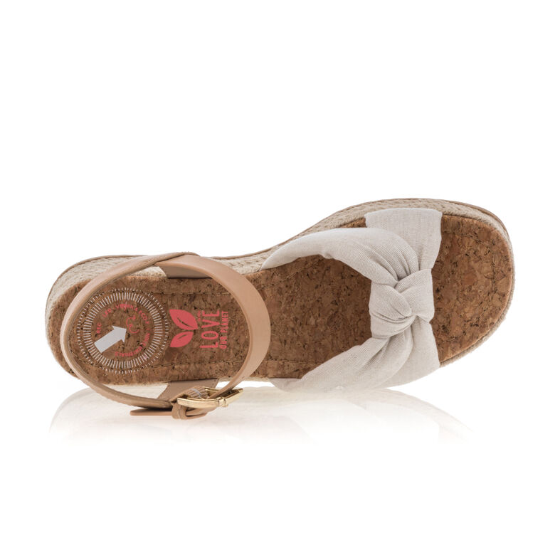 Alpargatas beige para mujer con suela de cuerda.