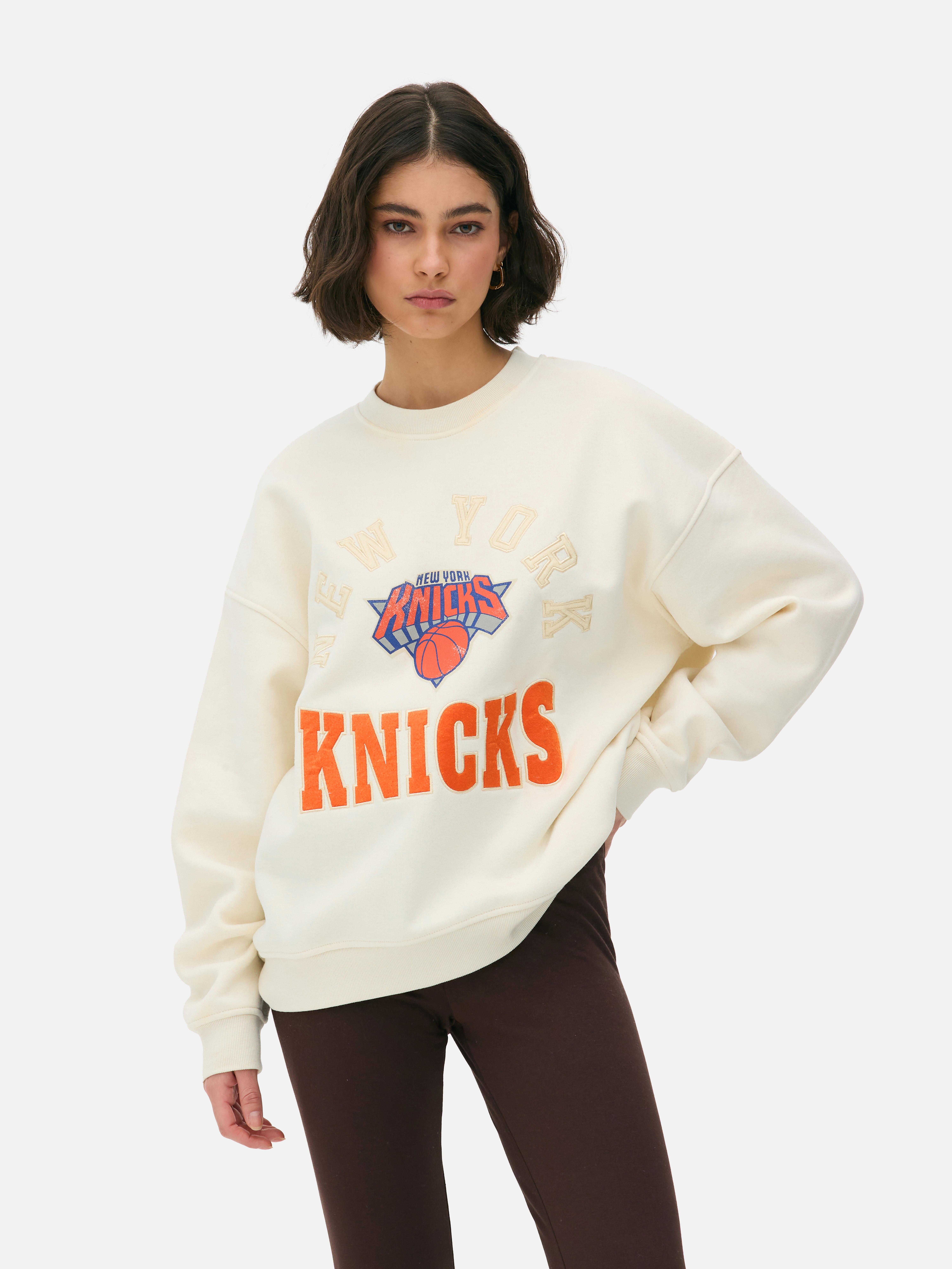 Hanorac supradimensionat NBA New York Knicks Poartă acest hanorac New York Knicks chiar și atunci când nu joacă niciun meci