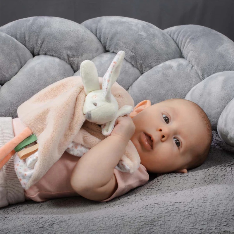BabyOno Забавна играчка за спавање зеке са звечком