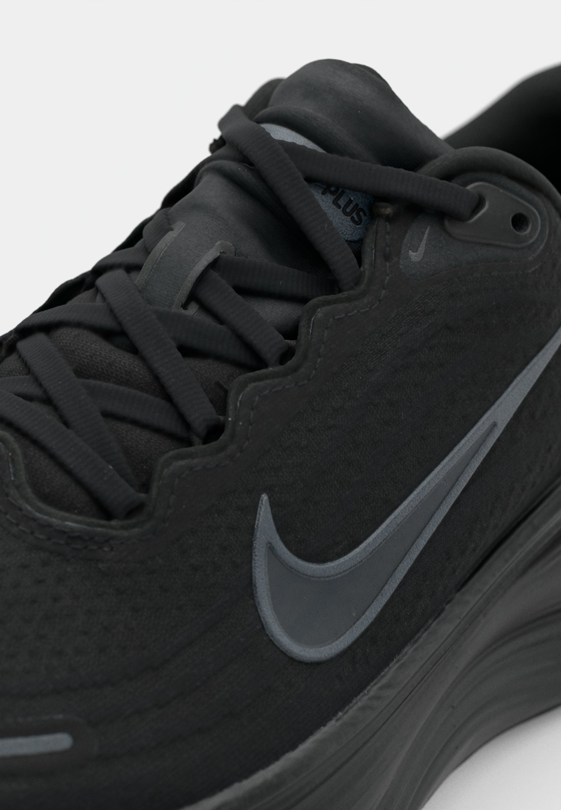 Nike Performance VOMERO PLUS - Hardloopschoenen voor op de weg - zwart/donker rookgrijs/metallic donkergrijs/koelgrijs