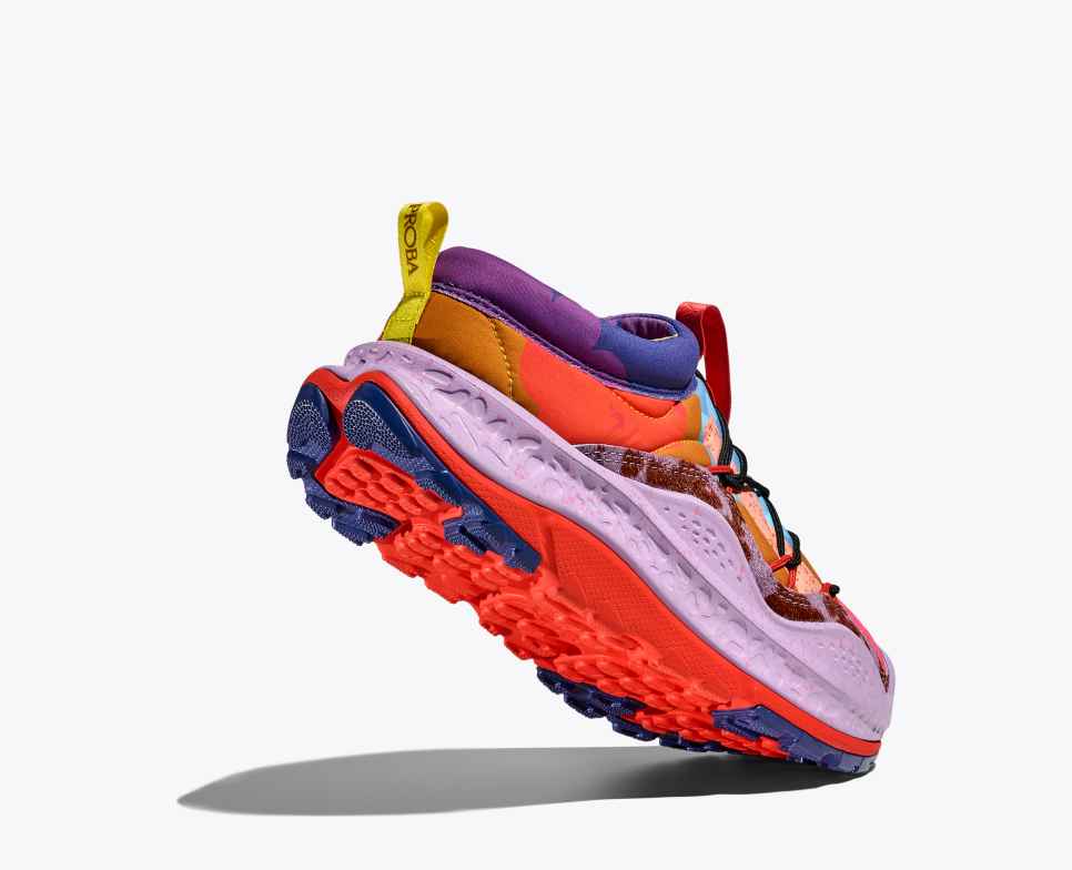 HOKA Agora, o primeiro estúdio Proba Vermillion Laranja/Dourado