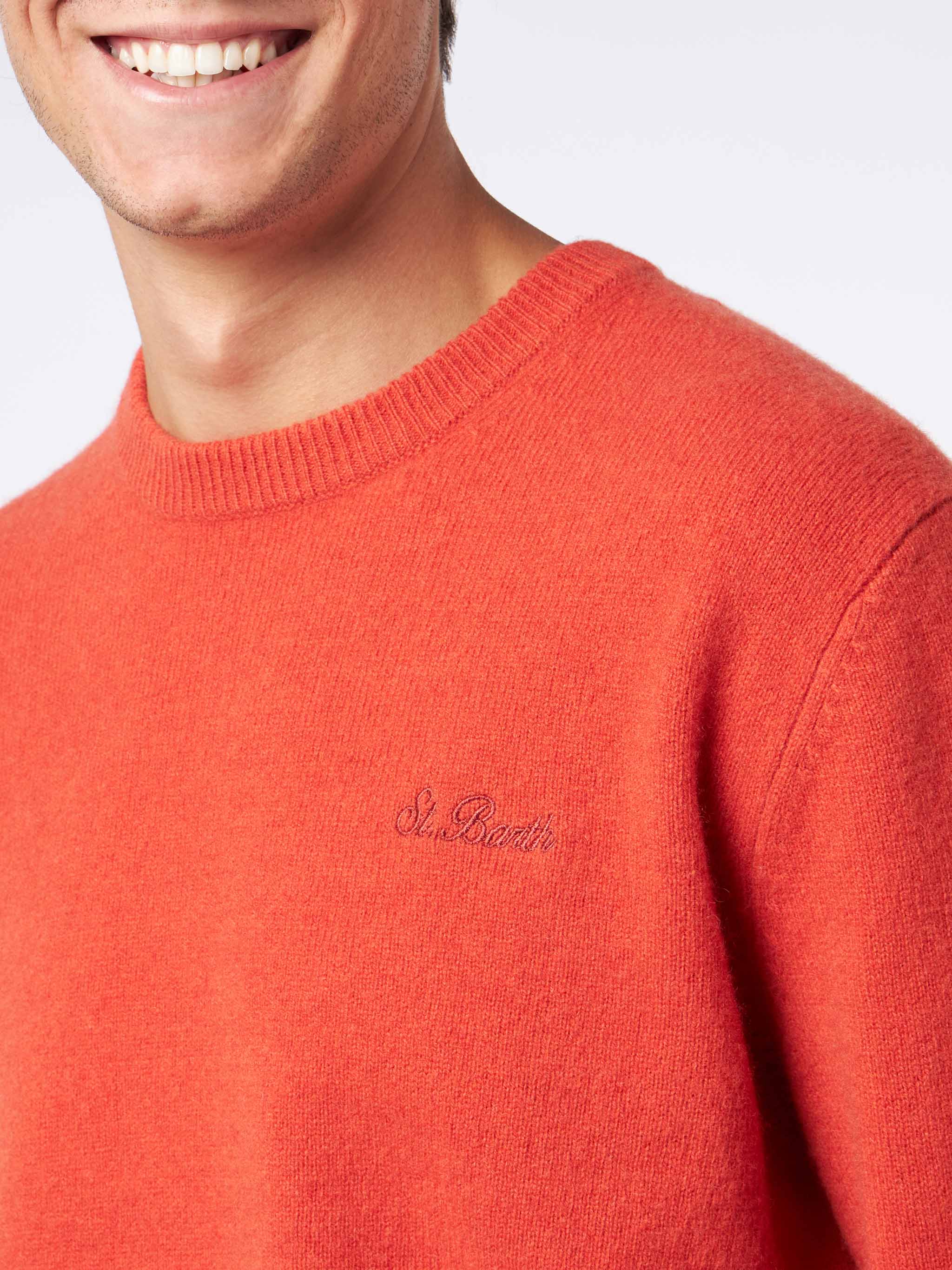 Oranje trui met ronde hals voor heren met St. Barth-borduurwerk.