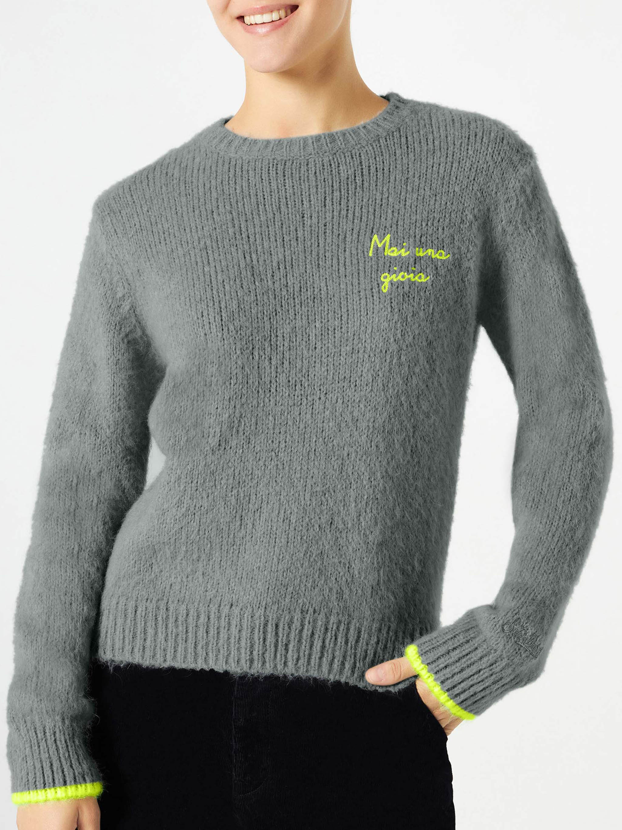 Maglione da donna garzato grigio con ricamo Mai una Gioia