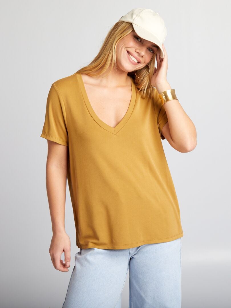 Camiseta elástica con cuello en V - ROJA