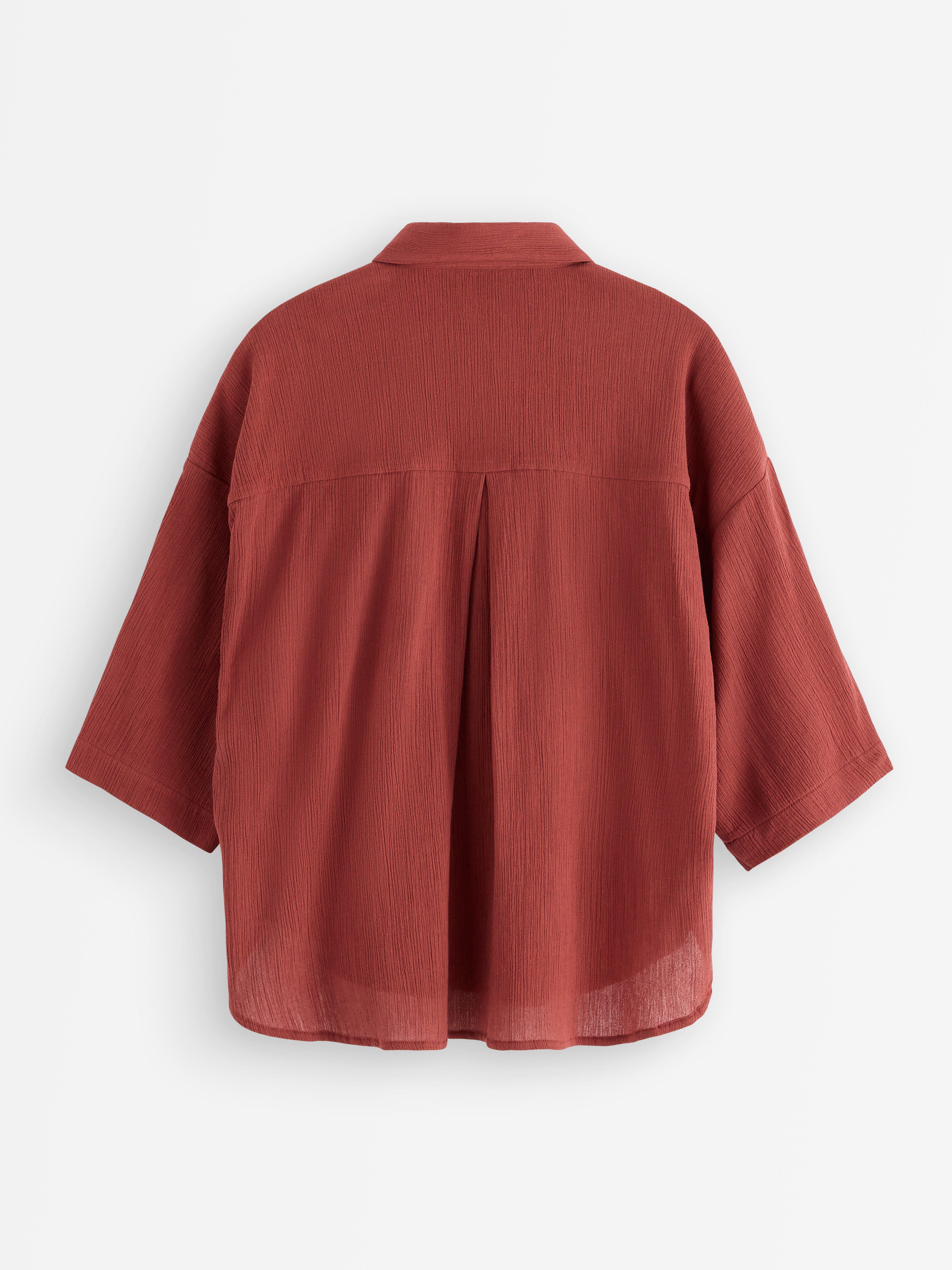 Camisa arrugada de manga corta color rojo empolvado