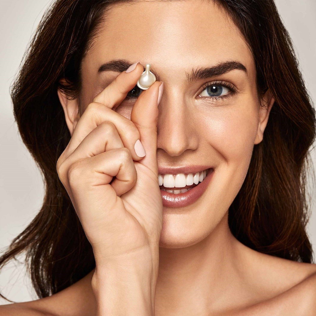Elizabeth Arden serum s hijaluronskom kiselinom, ceramidne kapsule s hijaluronskom kiselinom – 28 ml