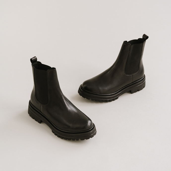 Boots à semelles crantées et élastiques  en cuir noir