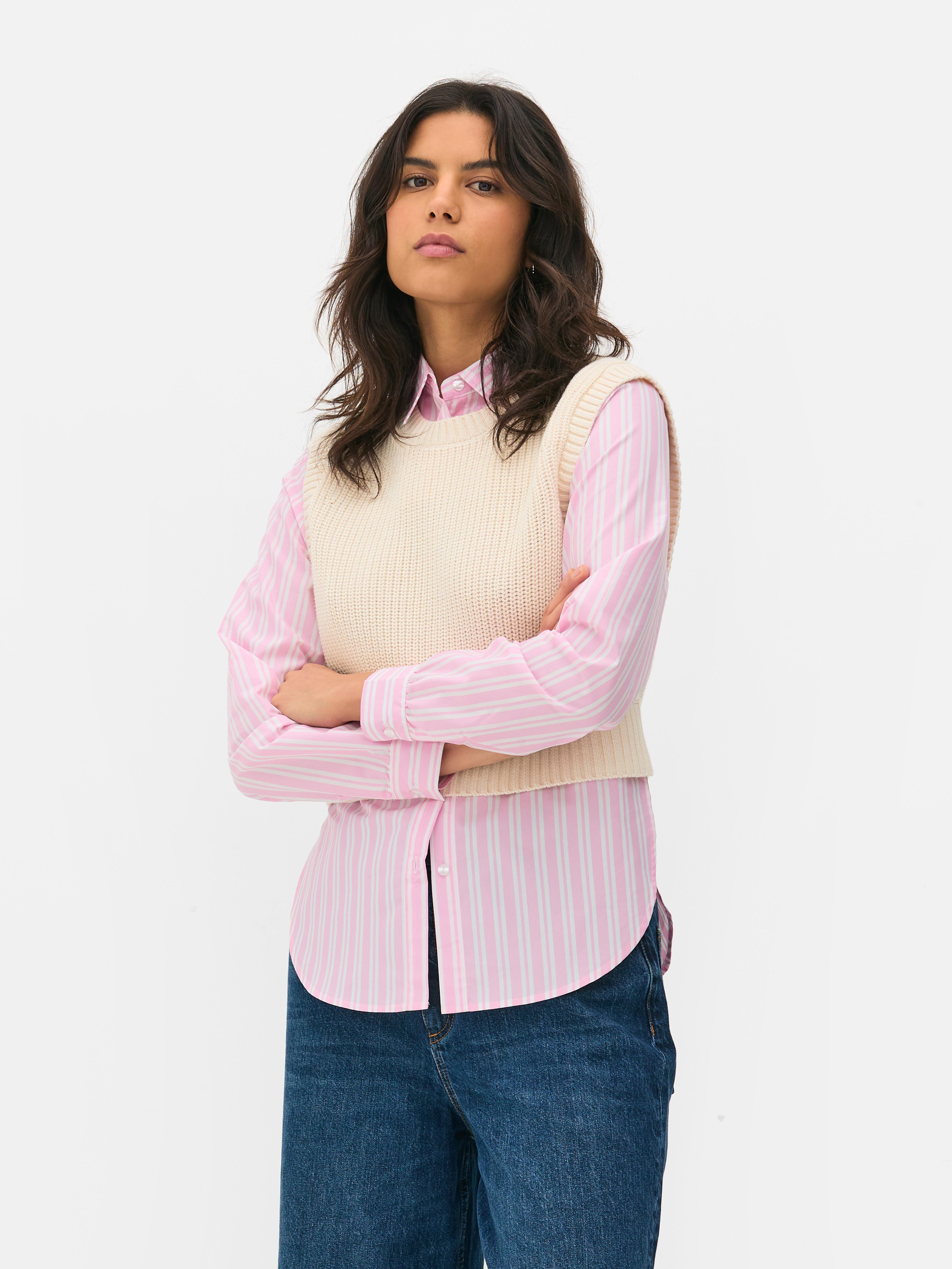 Cămașă și tricou 2 în 1. O cămașă cu dungi și un maiou cu nervuri într-o combinație elegantă.